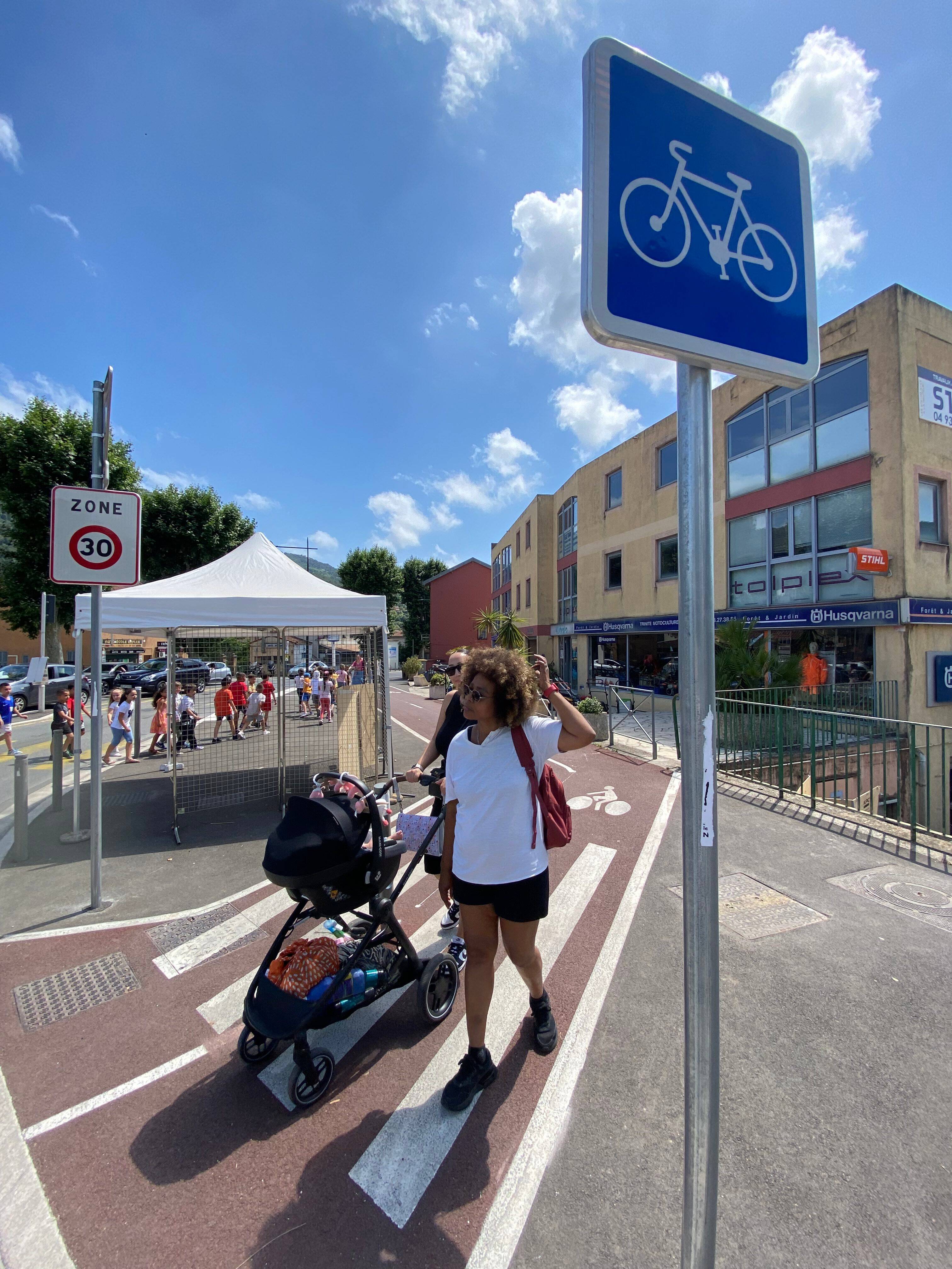 Ce maire veut mettre des amendes aux vélos qui ne prennent pas la piste cyclable, une association l'accuse de "vouloir récupérer la confiance des électeurs"