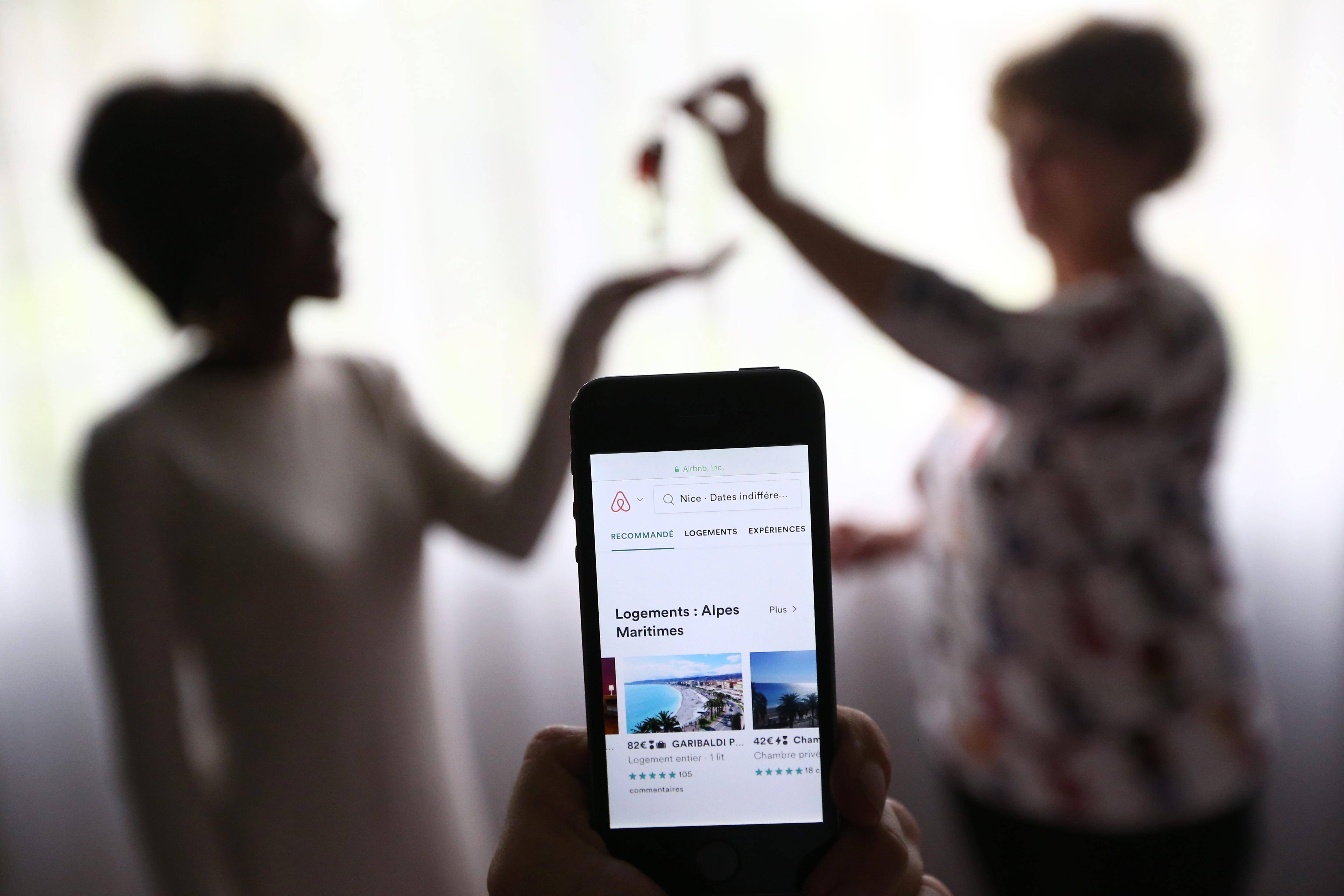 Antibes augmente la taxe de séjour pour les Airbnb, pour éviter une "concurrence déloyale"