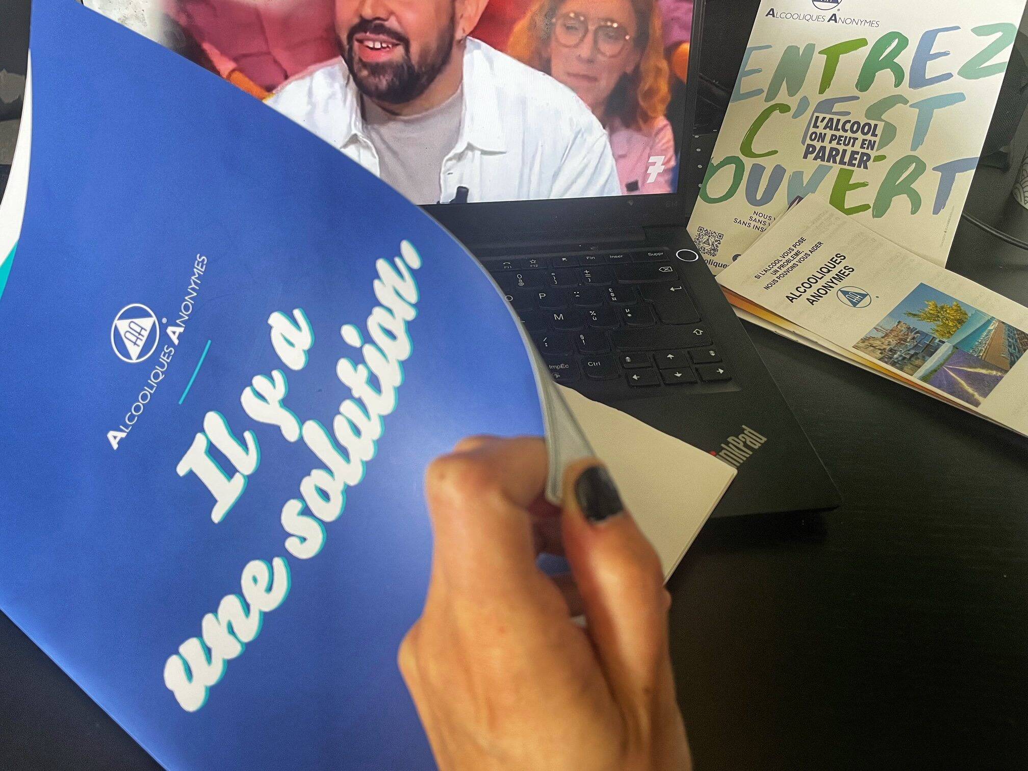 "On ne cherche pas à rendre tout le monde sobre, on n'est pas prosélytes": comment la pression sociale autour de l'alcool est perçue par des Alcooliques Anonymes ?