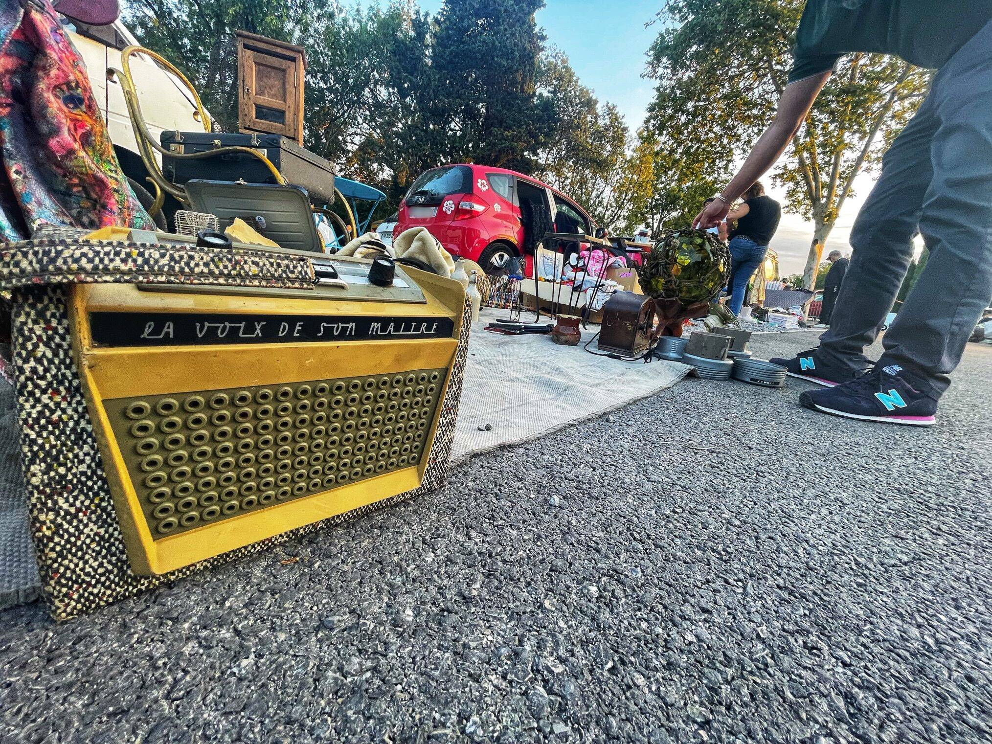 "Le côté chasse au trésor fait partie du jeu": avec les chineurs du vide-greniers de la plaine de la Brague à Antibes