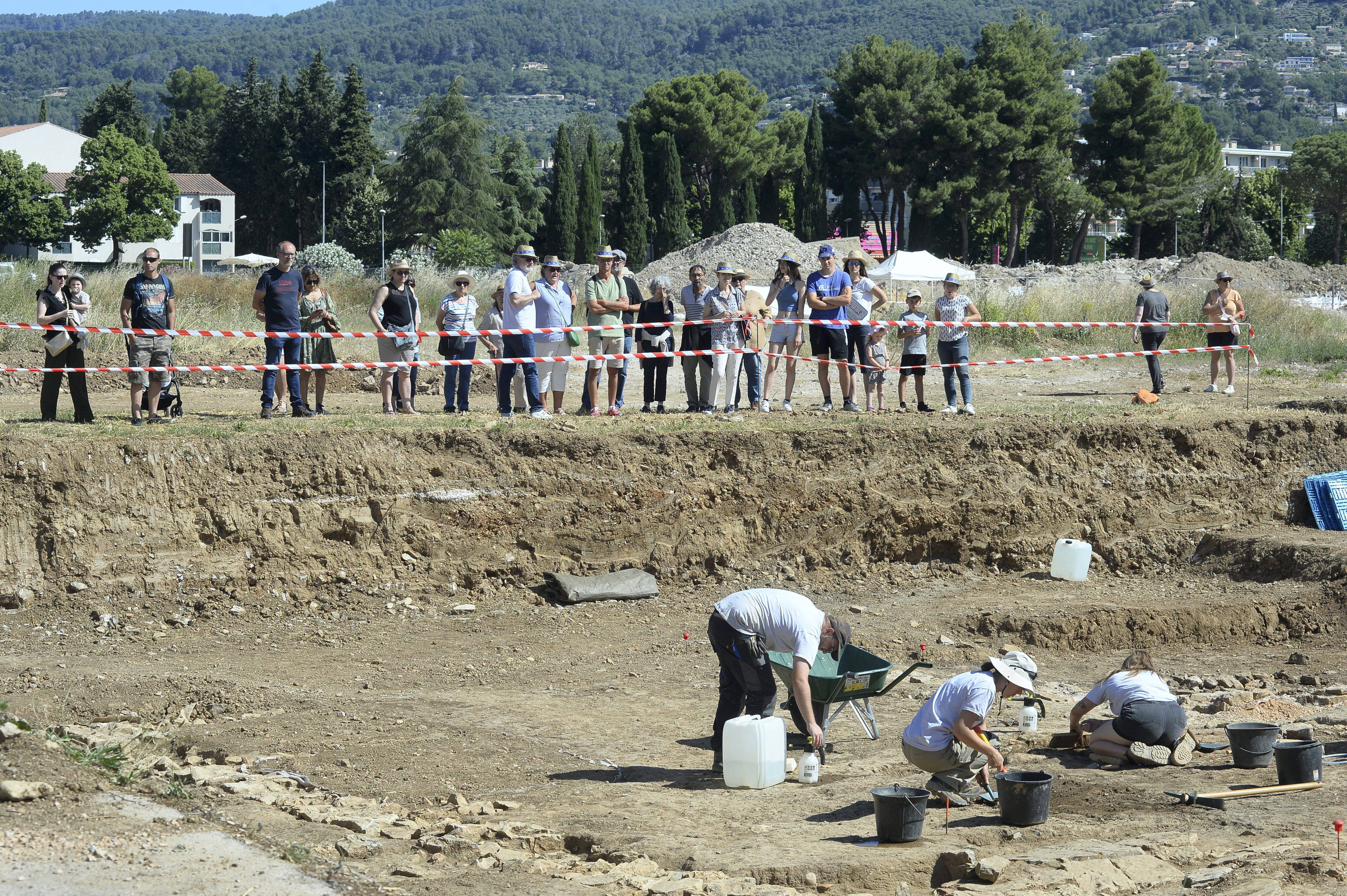 "On retrouve même des pinces à épiler": les incroyables découvertes archéologiques sur le site de l'ancienne prison à Draguignan