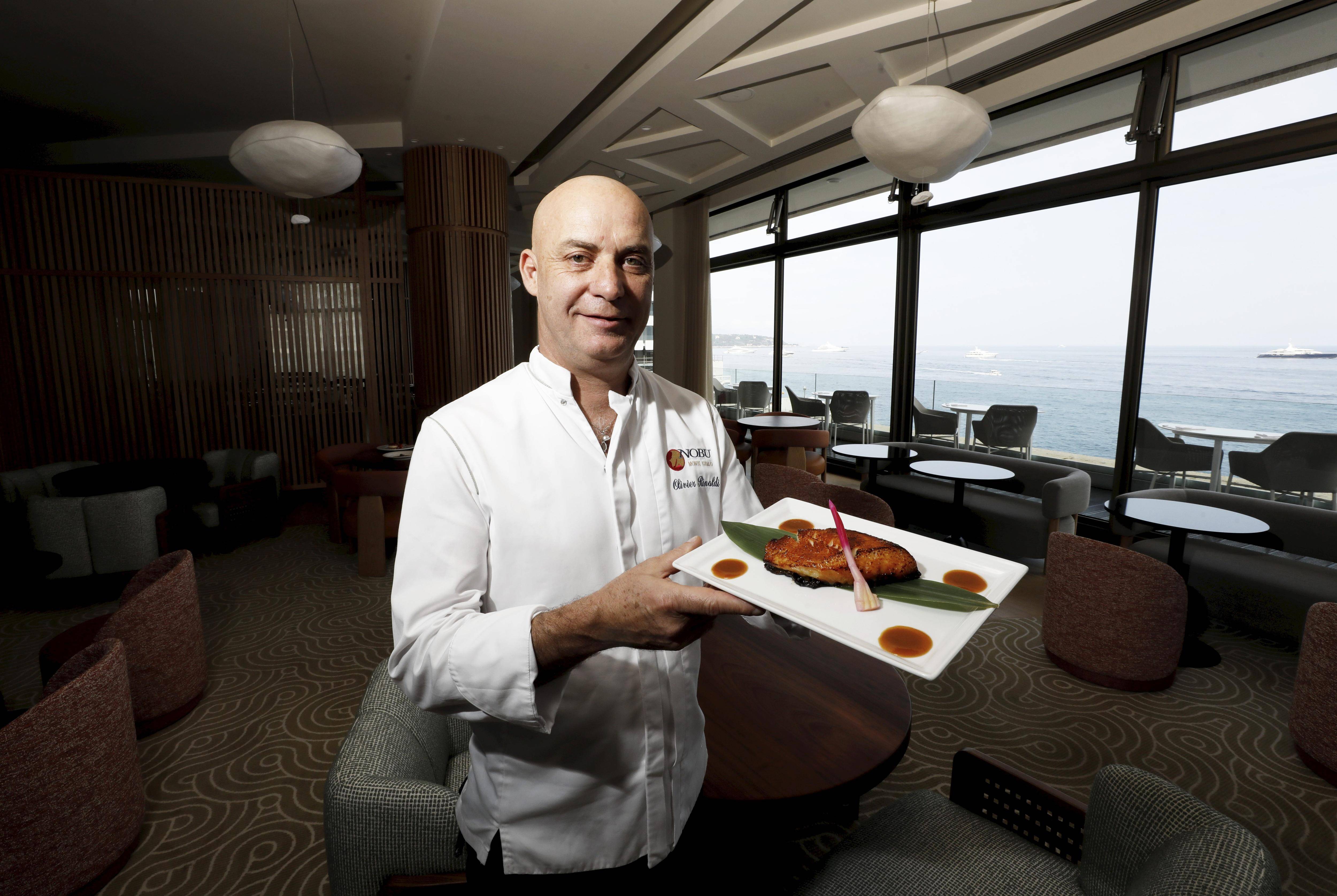 Connu pour sa cuisine nikkei, combinant saveurs japonaises et péruviennes, le chef Olivier Rinaldi officie désormais au Nobu à Monaco