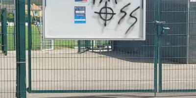 Des tags d'extrême droite sur le portail du stade de foot de Cogolin