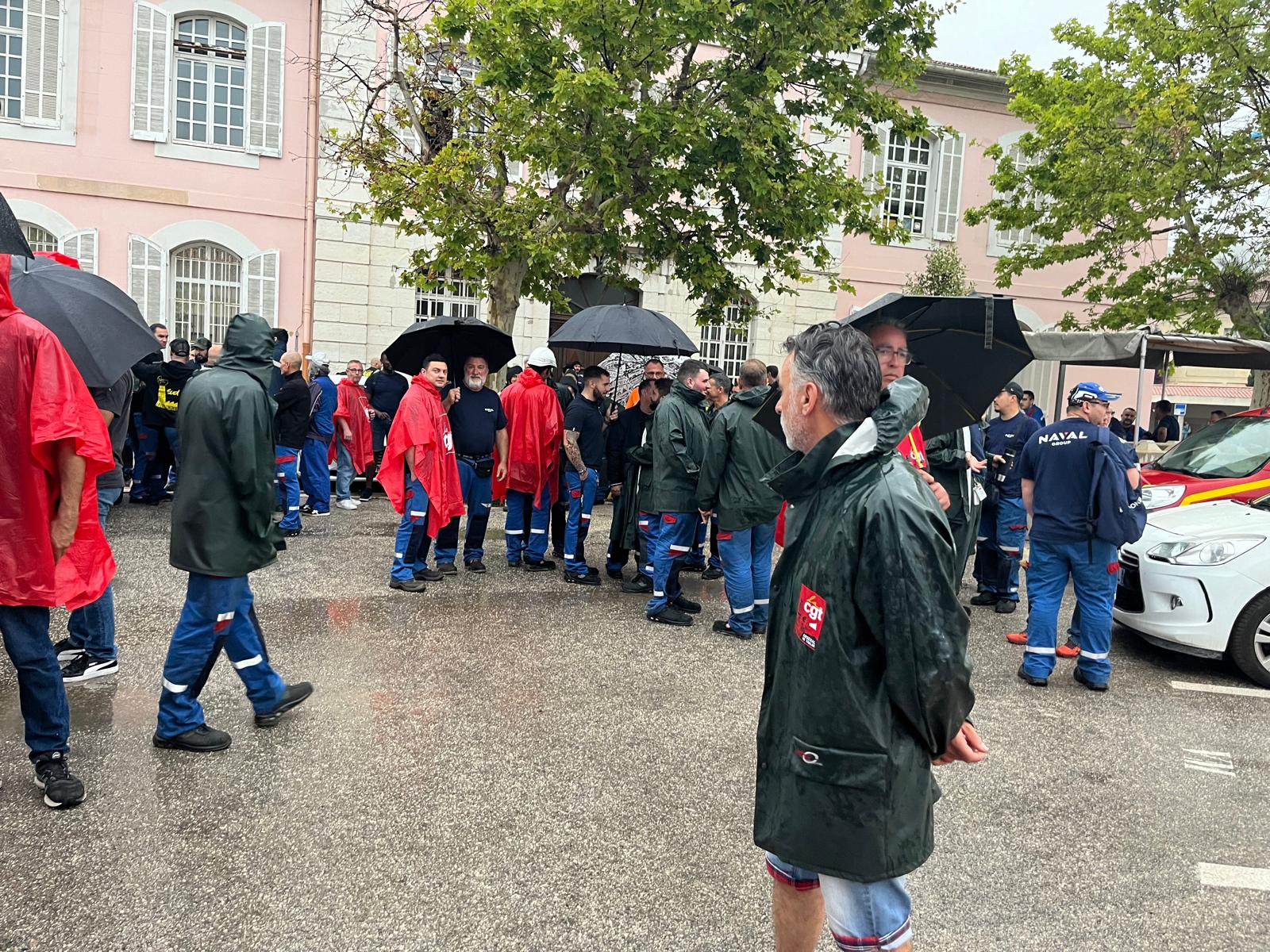 Les syndicats de Naval Group durcissent le ton et "menacent" symboliquement le chantier du porte-avions nucléaire à Toulon