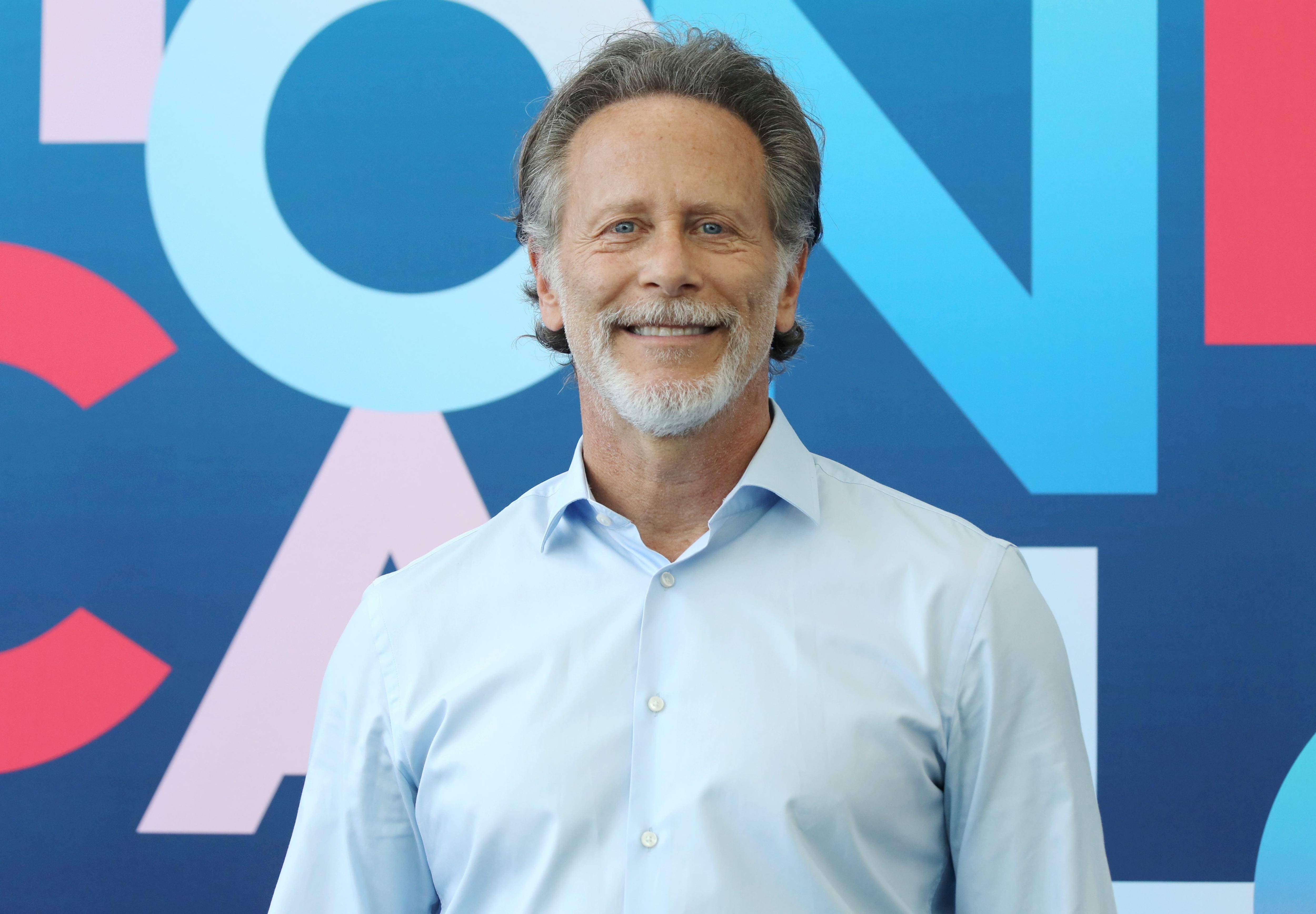 "Je suis un meilleur acteur que Kim Kardashian mais elle est plus riche et plus connue que moi": l'acteur Steven Weber parle de son métier