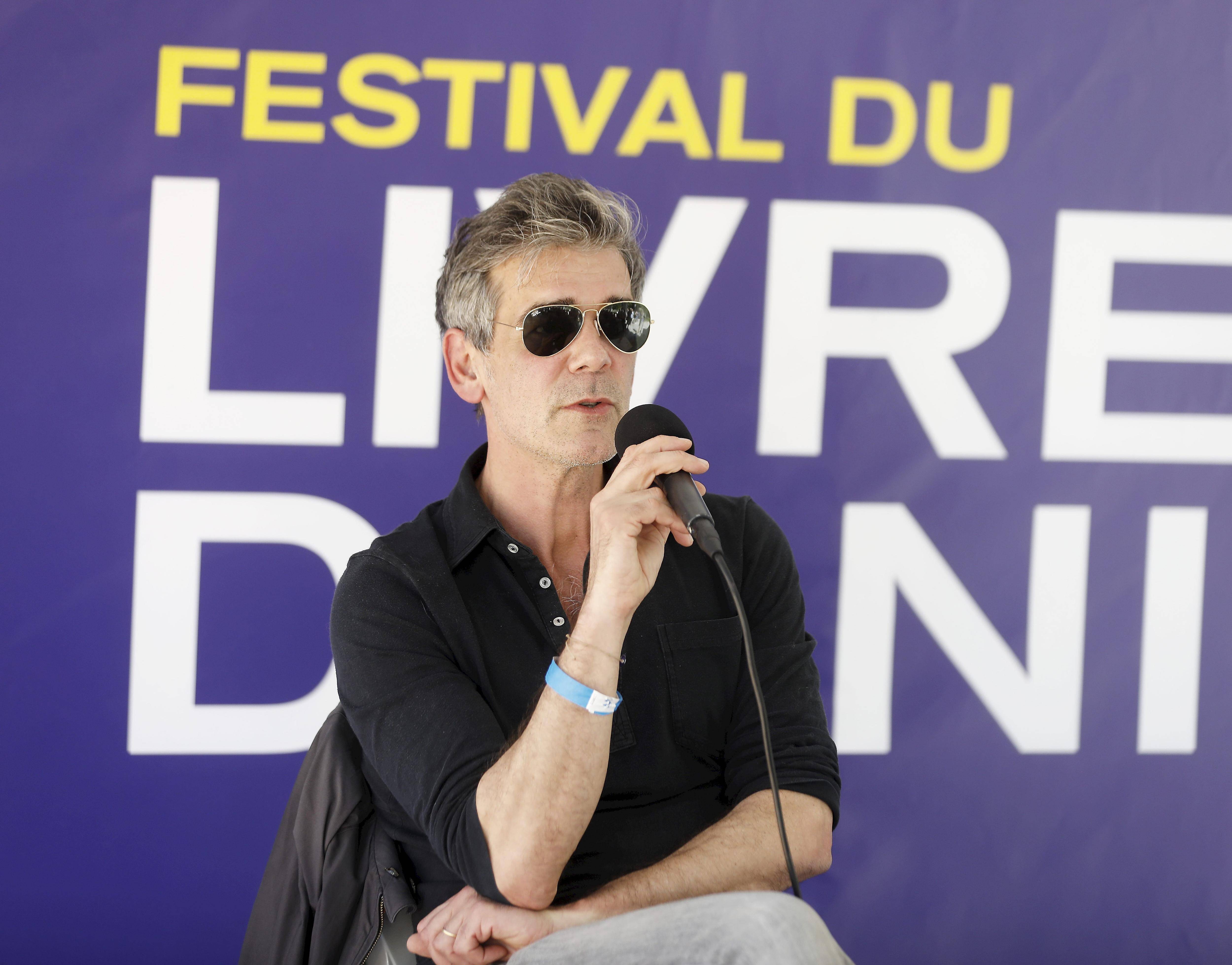 Xavier de Moulins, journaliste sur M6, présente son nouveau roman "La Fin d'un monde"