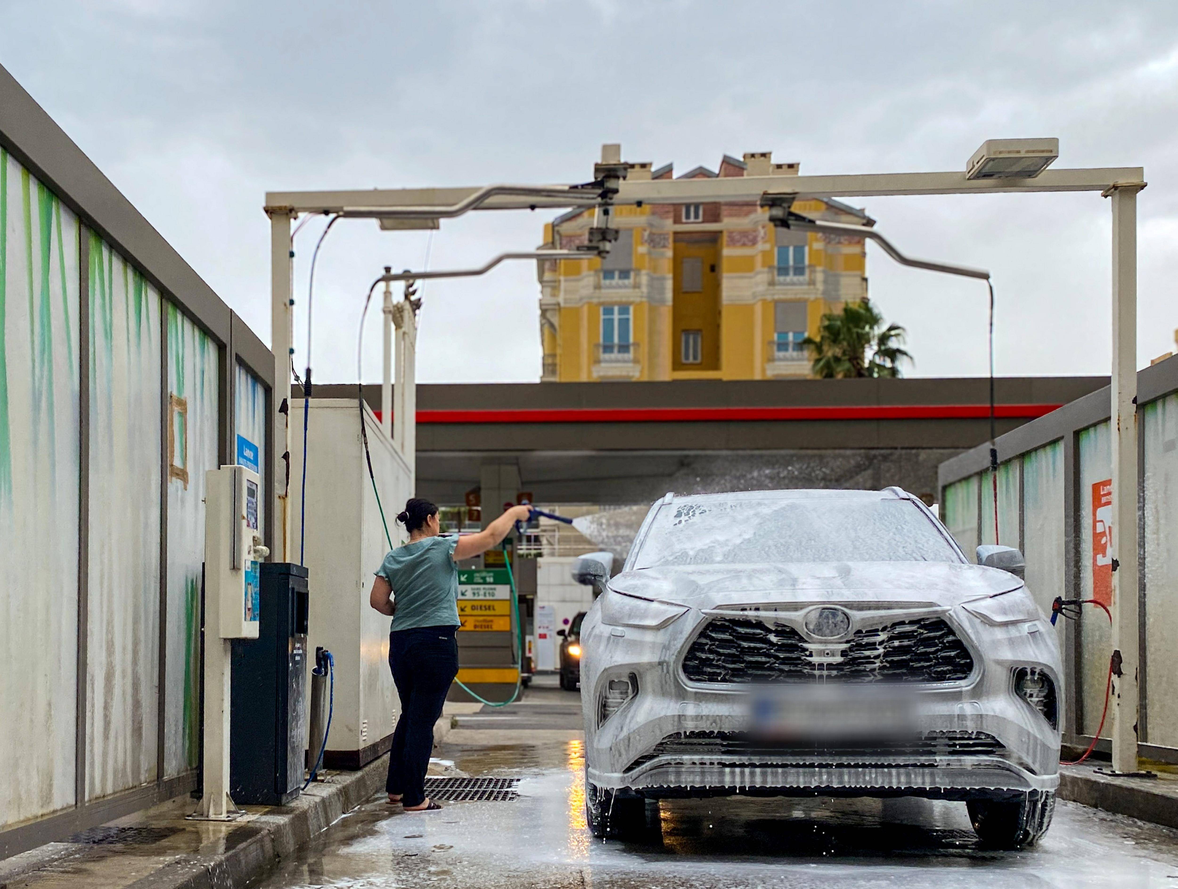 "Y a la queue tout le temps": des stations de lavage prise d'assaut après les pluies de sable sur la Côte d'Azur