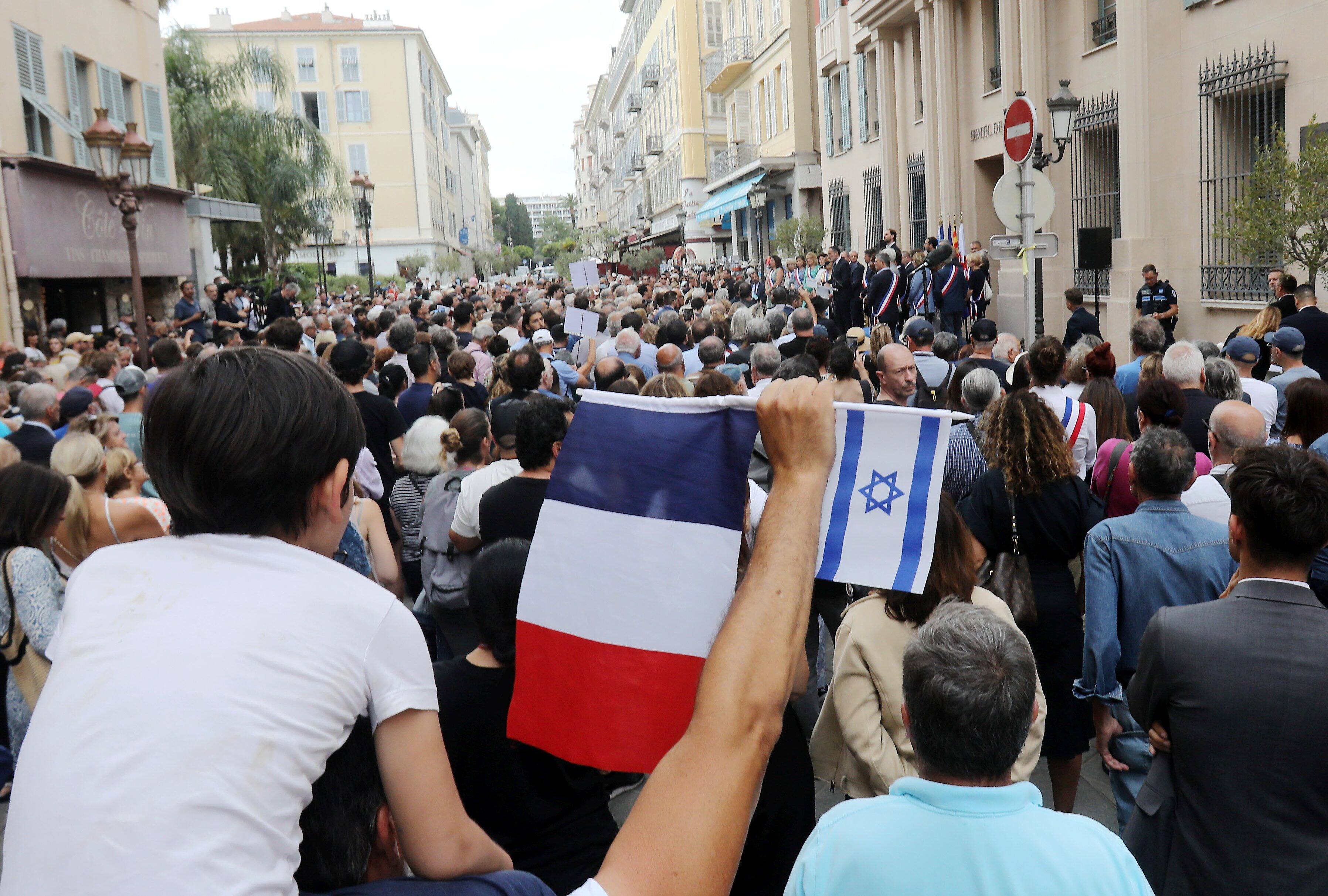 "La France n'est pas antisémite": plusieurs centaines de personnes rassemblées à Nice ce vendredi soir pour dénoncer l'agression antisémite d'une fillette à Courbevoie