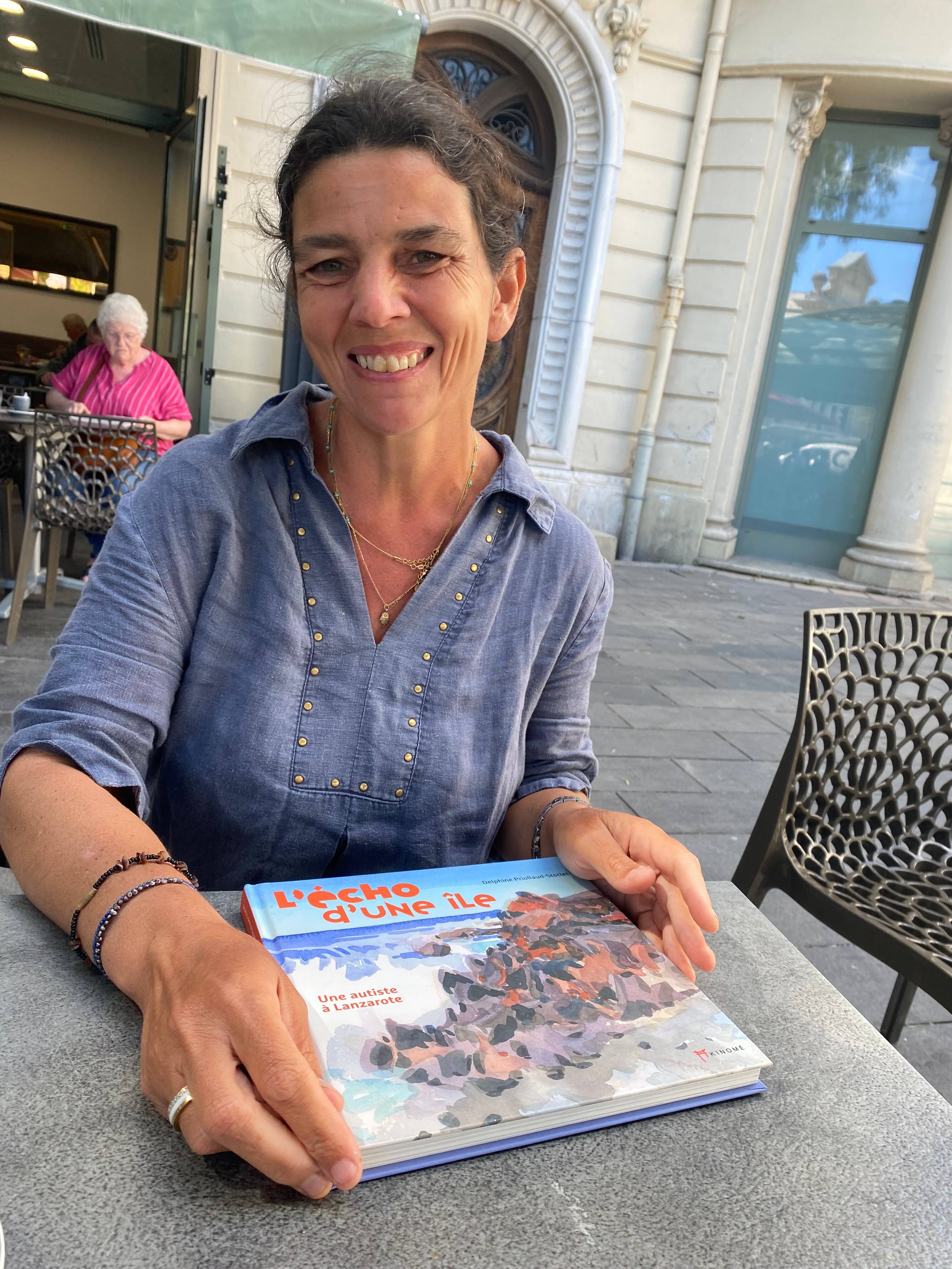 "J'ai découvert une île-miroir, un alter ego": atteinte d'autisme, cette Azuréenne raconte sa rencontre avec Lanzarote dans un ouvrage