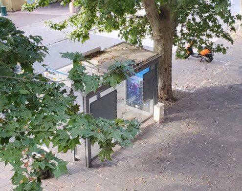 "Jette ton arme ou je tire!": un gendarme interpelle un homme muni d'une arme de poing factice et d'un couteau en pleine rue à la Trinité