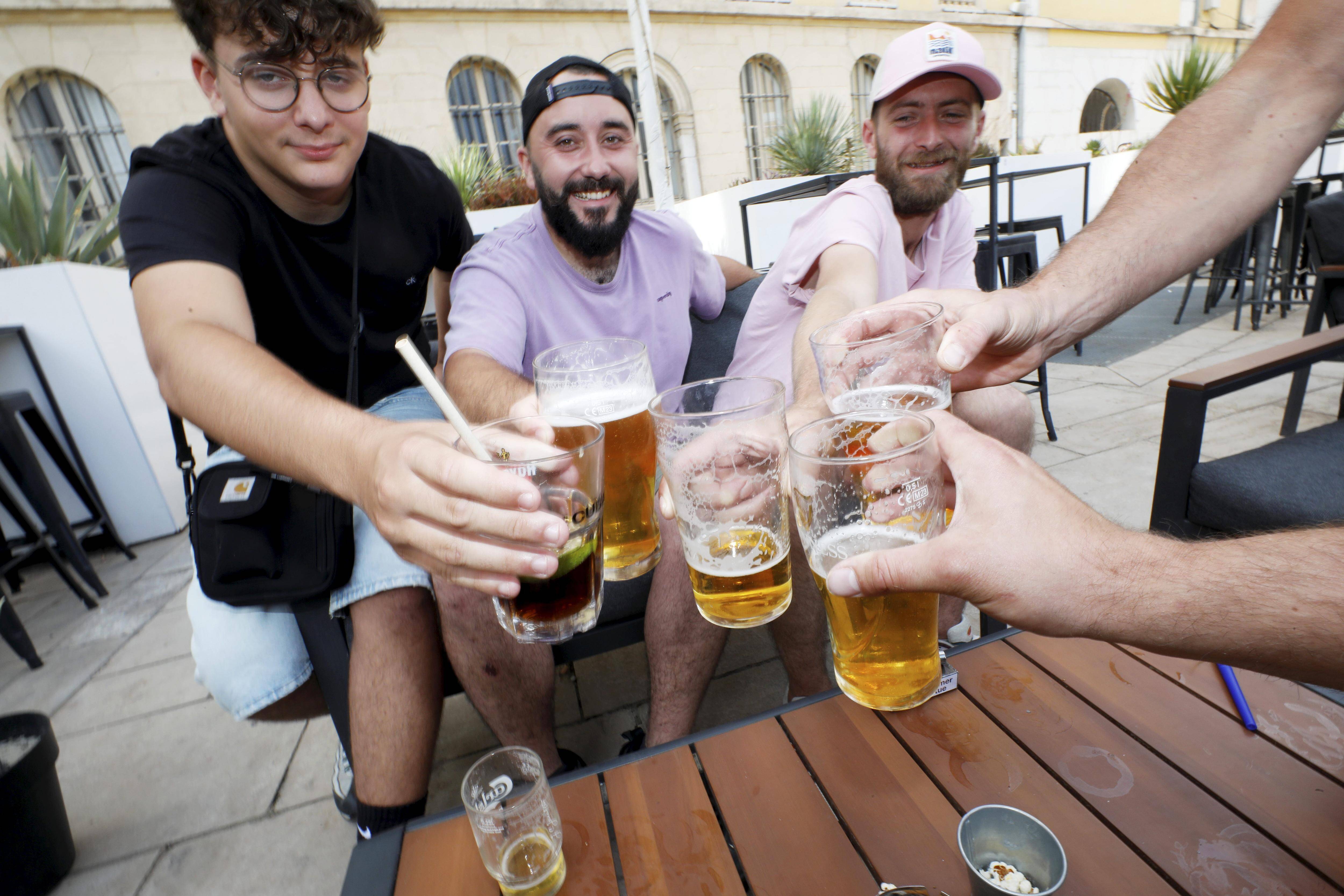"Si je ne buvais pas d'alcool en soirée, je me ferais chambrer", confie Dylan, Toulonnais de 29 ans