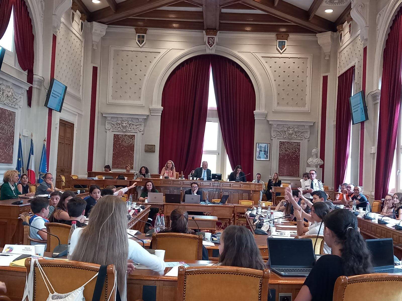 "Macron a fait des lois qui n'ont pas plu comme la réforme des retraites": on a discuté des élections législatives avec des adolescents varois