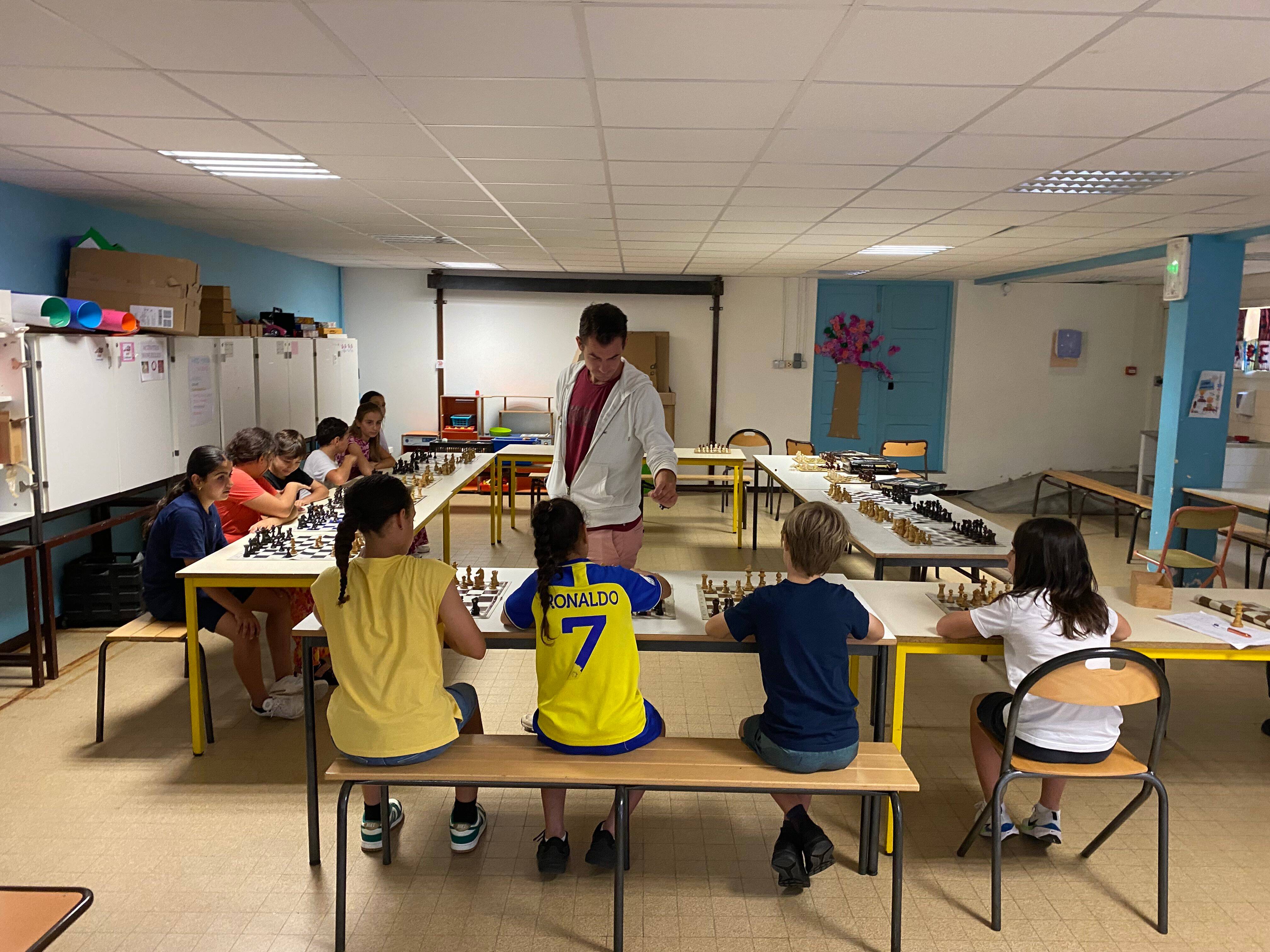 Des élèves de Saint-Laurent-du-Var ont tenté de battre un très bon joueur d'échecs