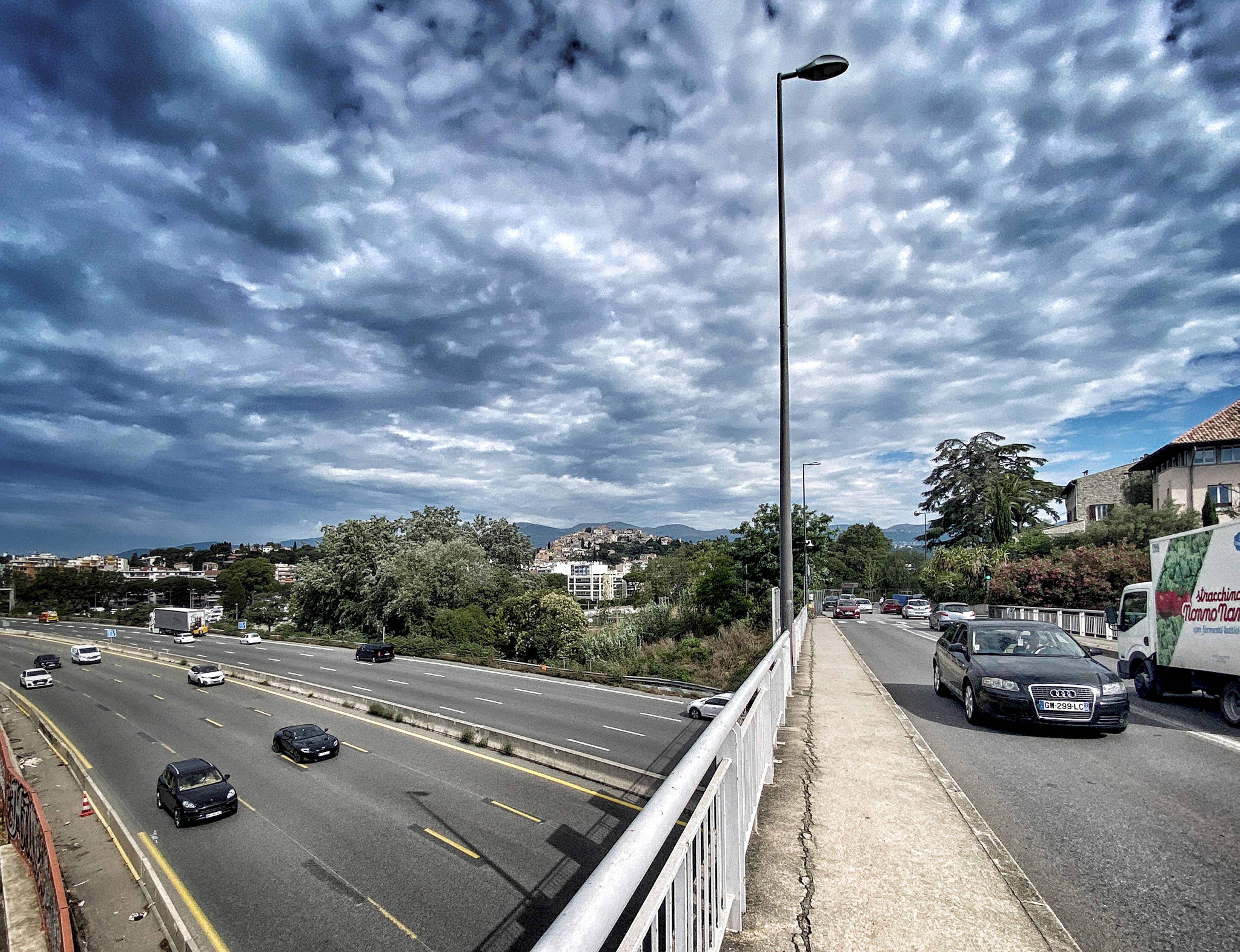 Couvrir l'autoroute A8 à Villeneuve-Loubet, Cagnes-sur-Mer et Saint-Laurent-du-Var: ce que pensent les maires de ce vieux dossier qui a refait surface