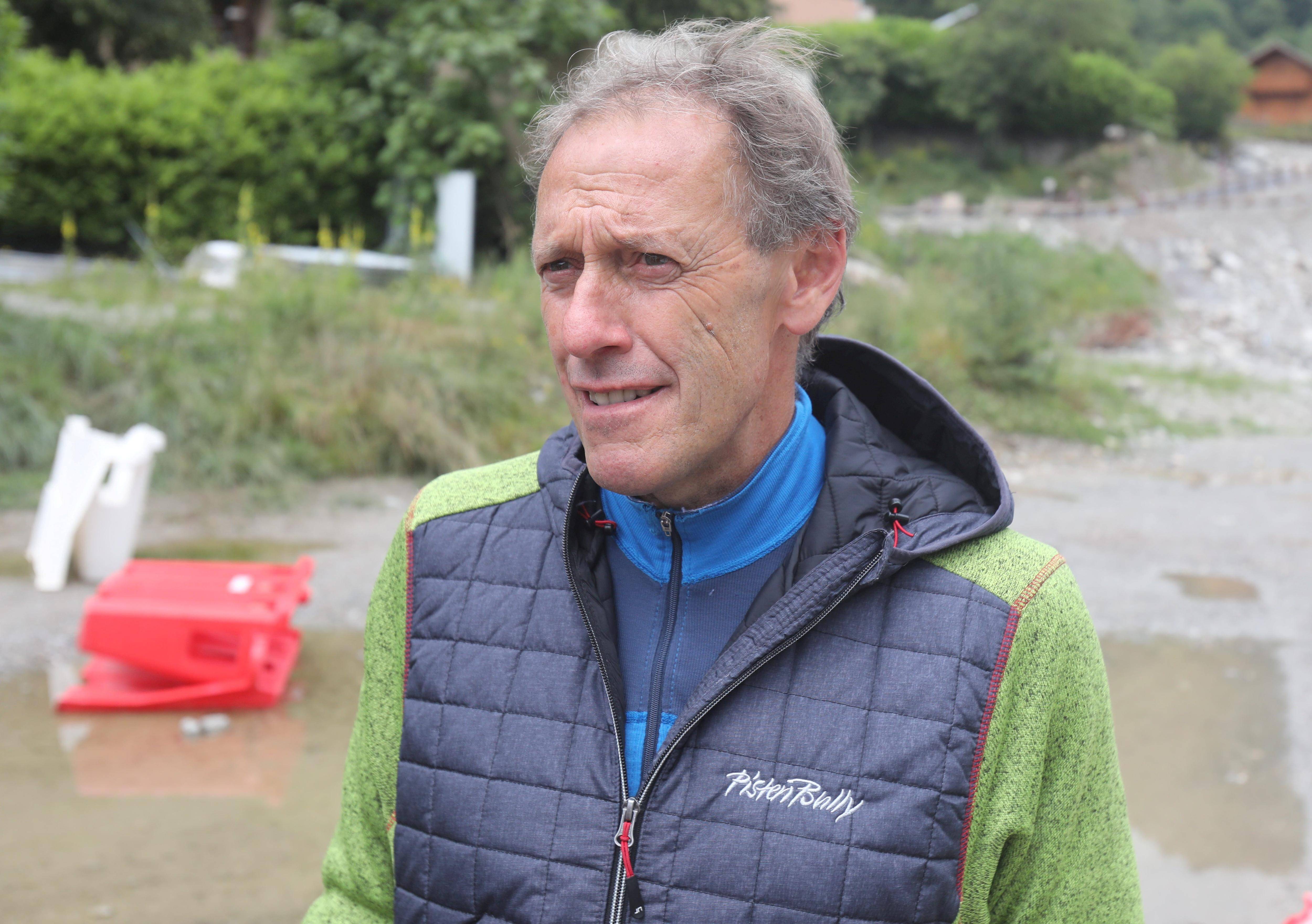 Aux commandes d'une pelle mécanique, un adjoint de Saint-Martin-Vésubie se jette dans le torrent pour sauver deux ponts