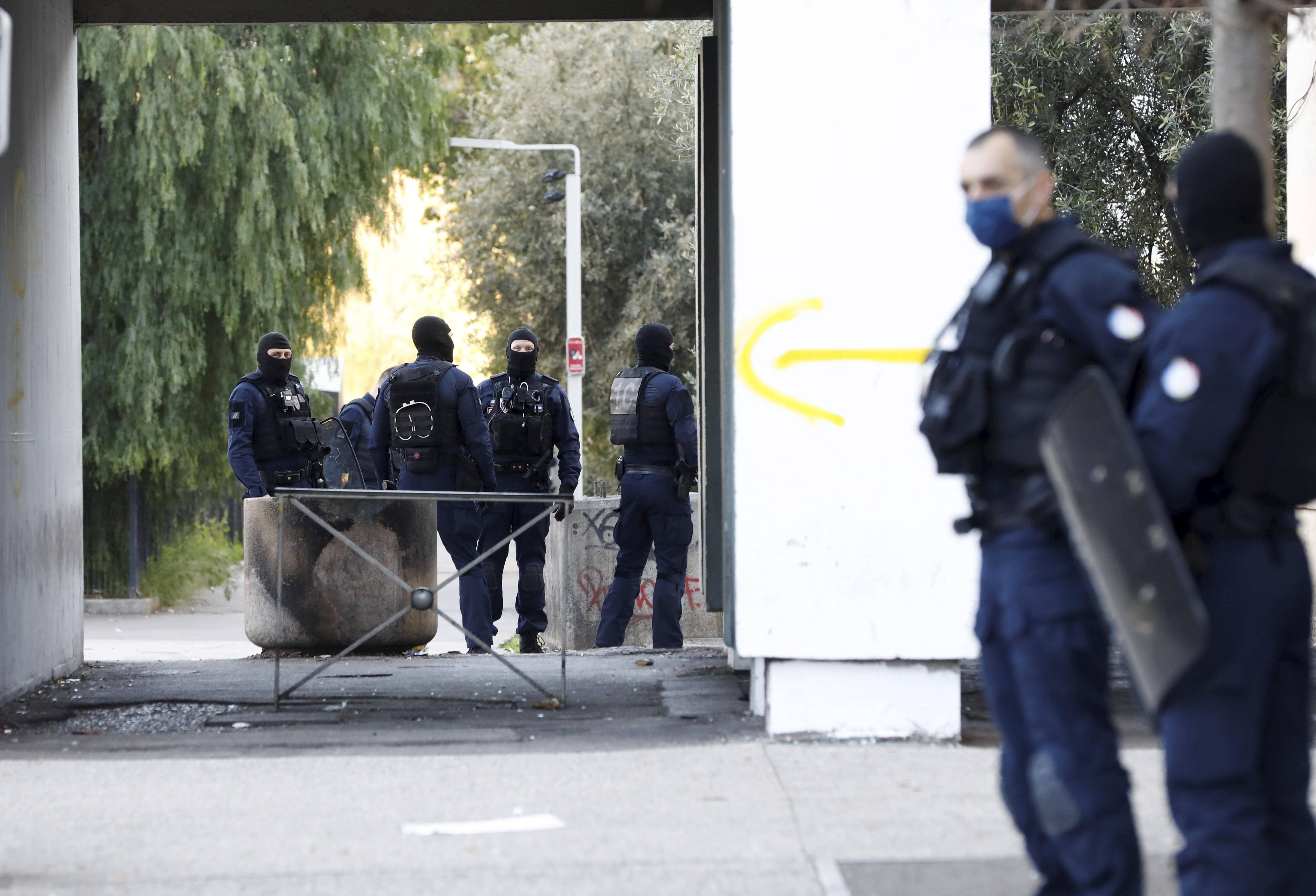 Fusils mitrailleurs, cocaïne, argent liquide... la police judiciaire de Nice fait tomber un réseau de stups