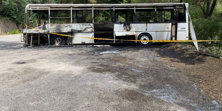 Projet d’une vie de cette Grassoise, son bus scolaire réaménagé en auberge roulante part en fumée dans le Var