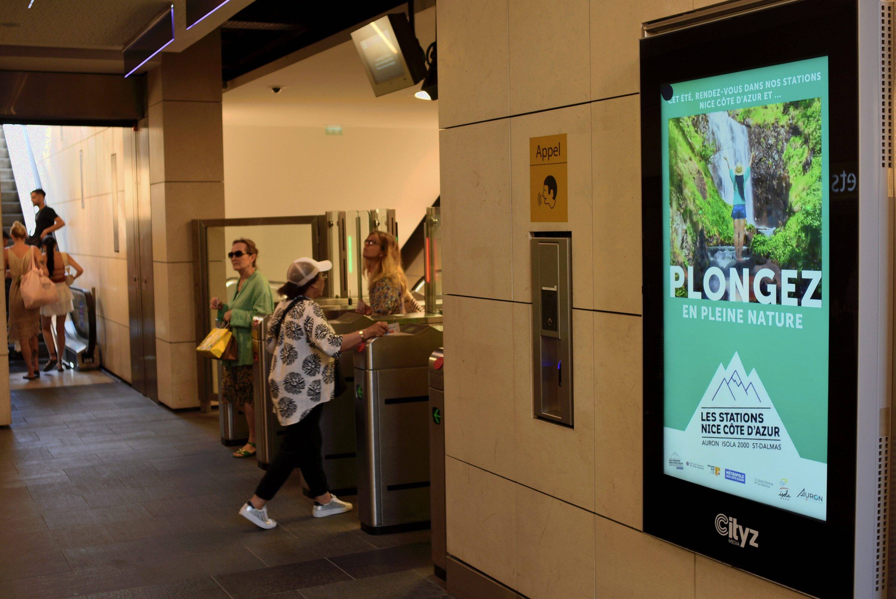 "Le digital n'est pas la réplique d'une affiche": comment est géré l'affichage dans les transports publics de Nice