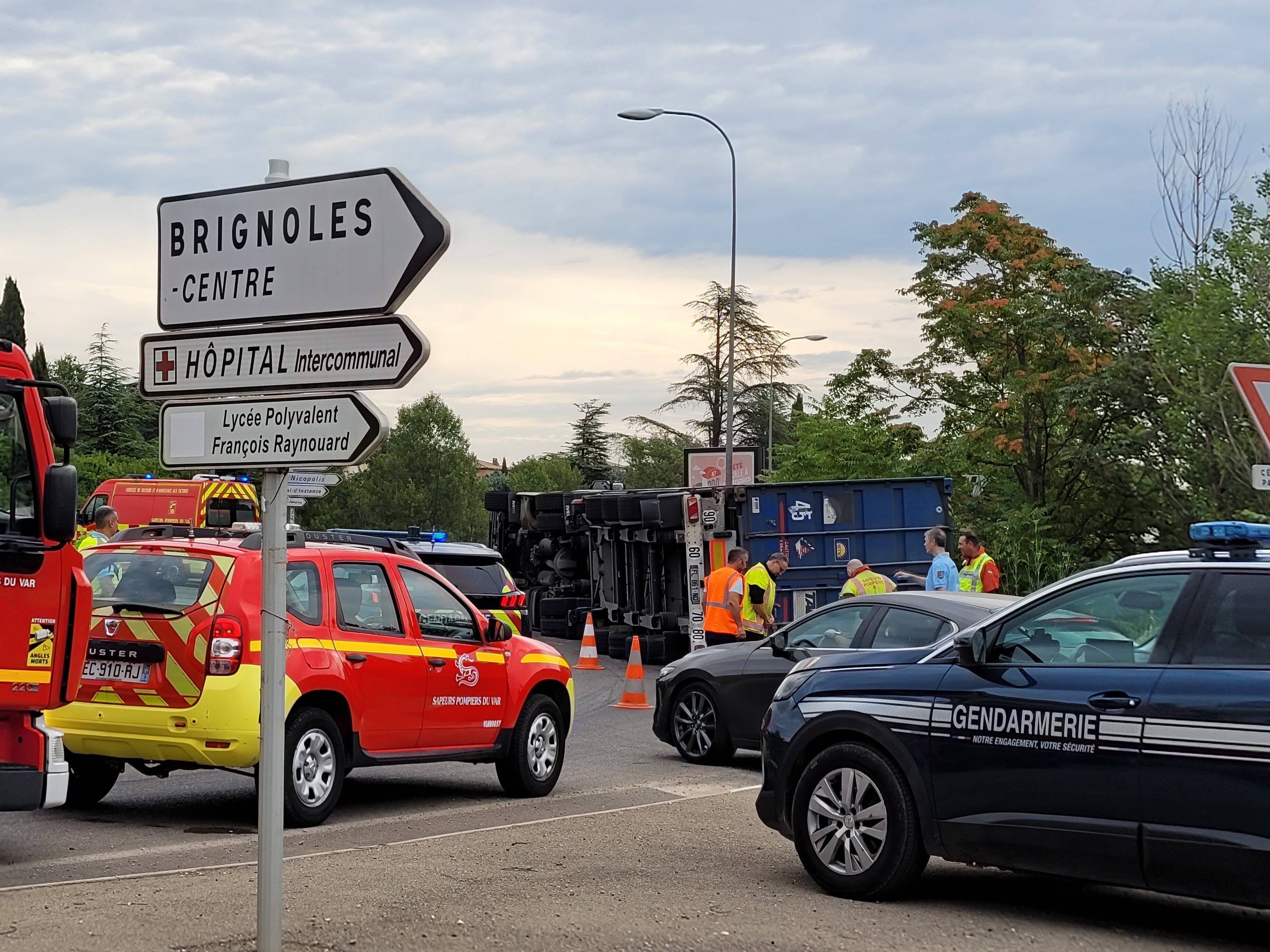 Un semi-remorque couché sur la chaussée, la circulation fortement perturbée sur la déviation de Brignoles