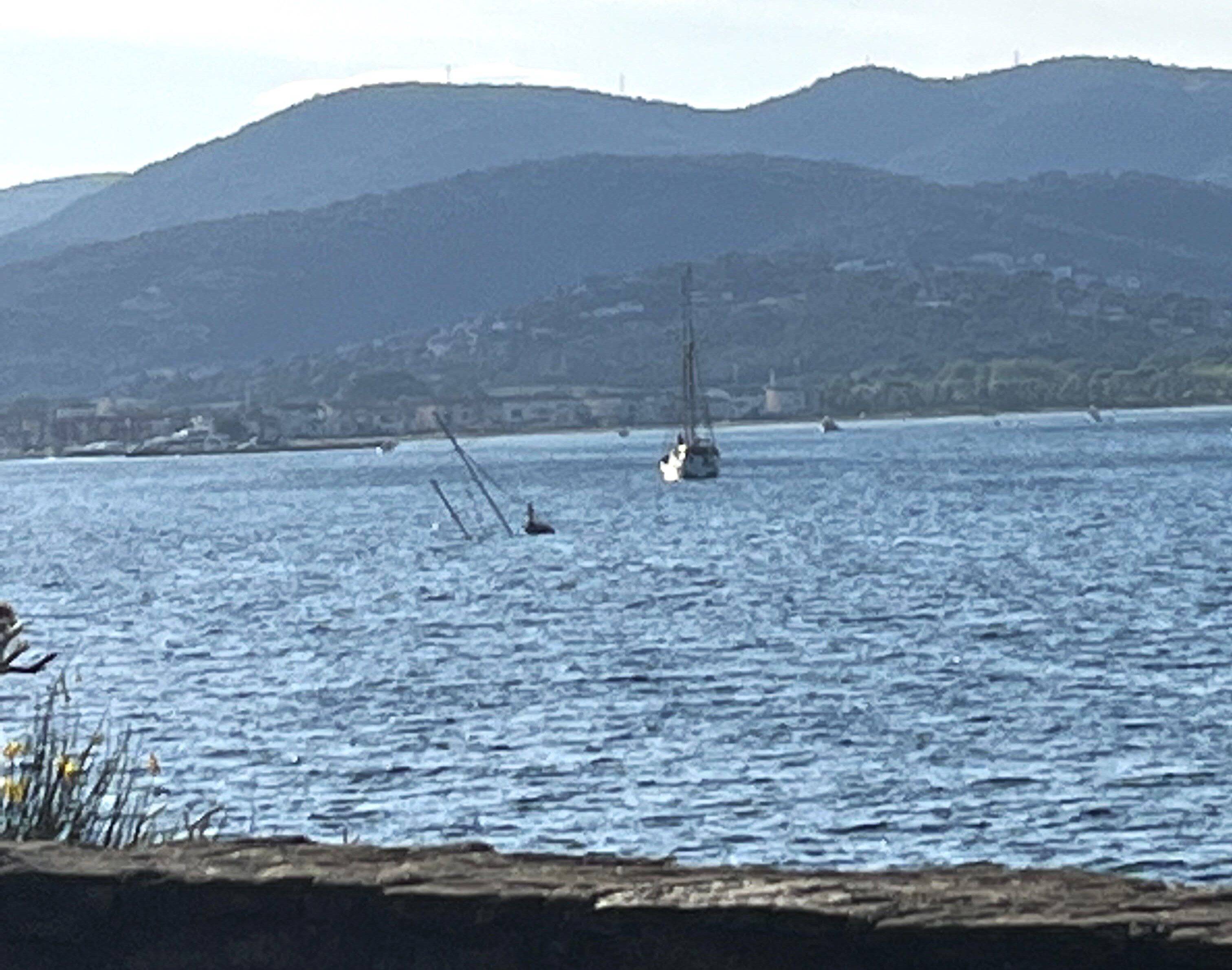 Pourquoi ce voilier à moitié coulé reste dans les eaux du Golfe de Saint-Tropez?