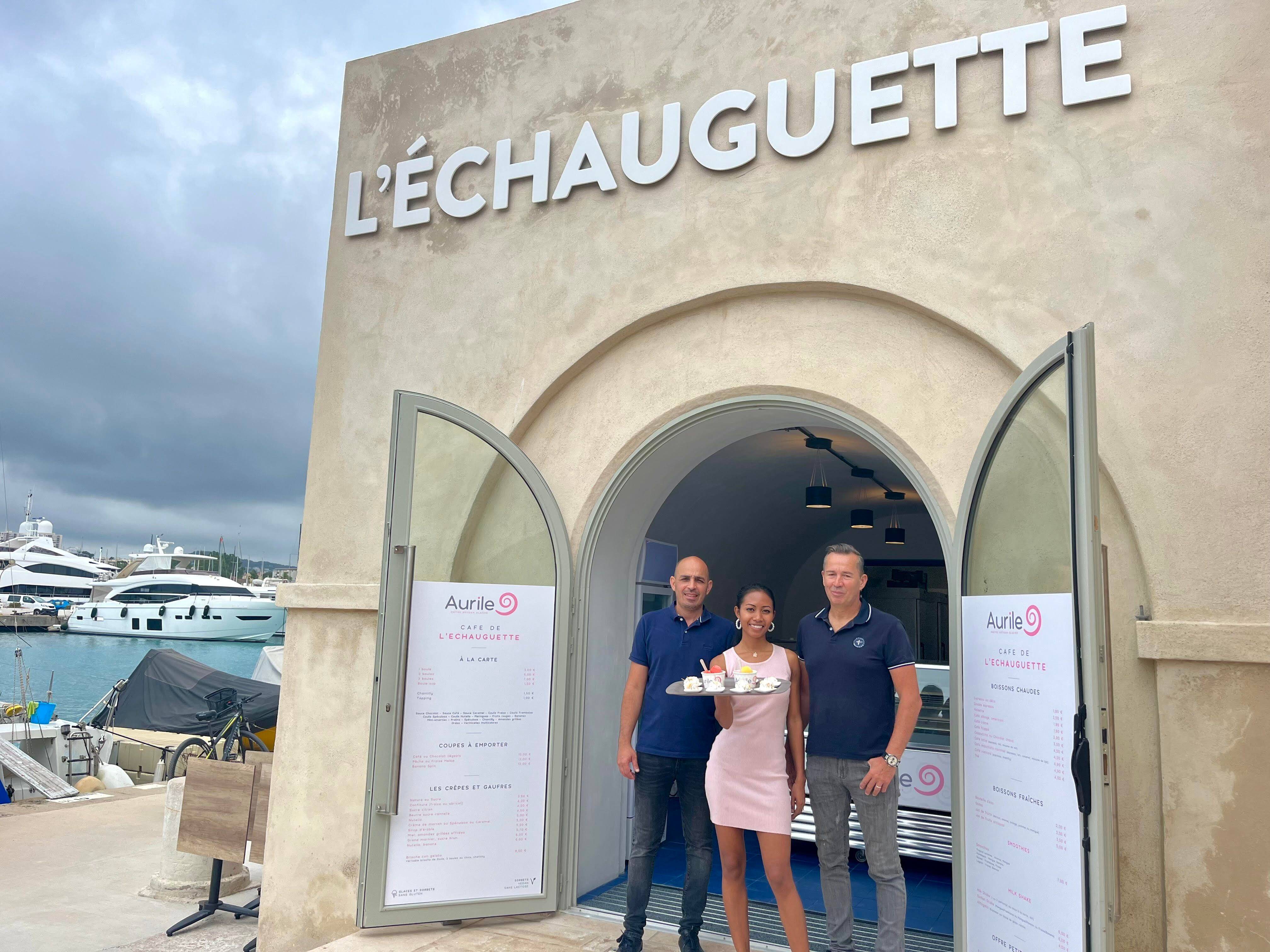 Un glacier et un nouveau bar éphémère au port d'Antibes