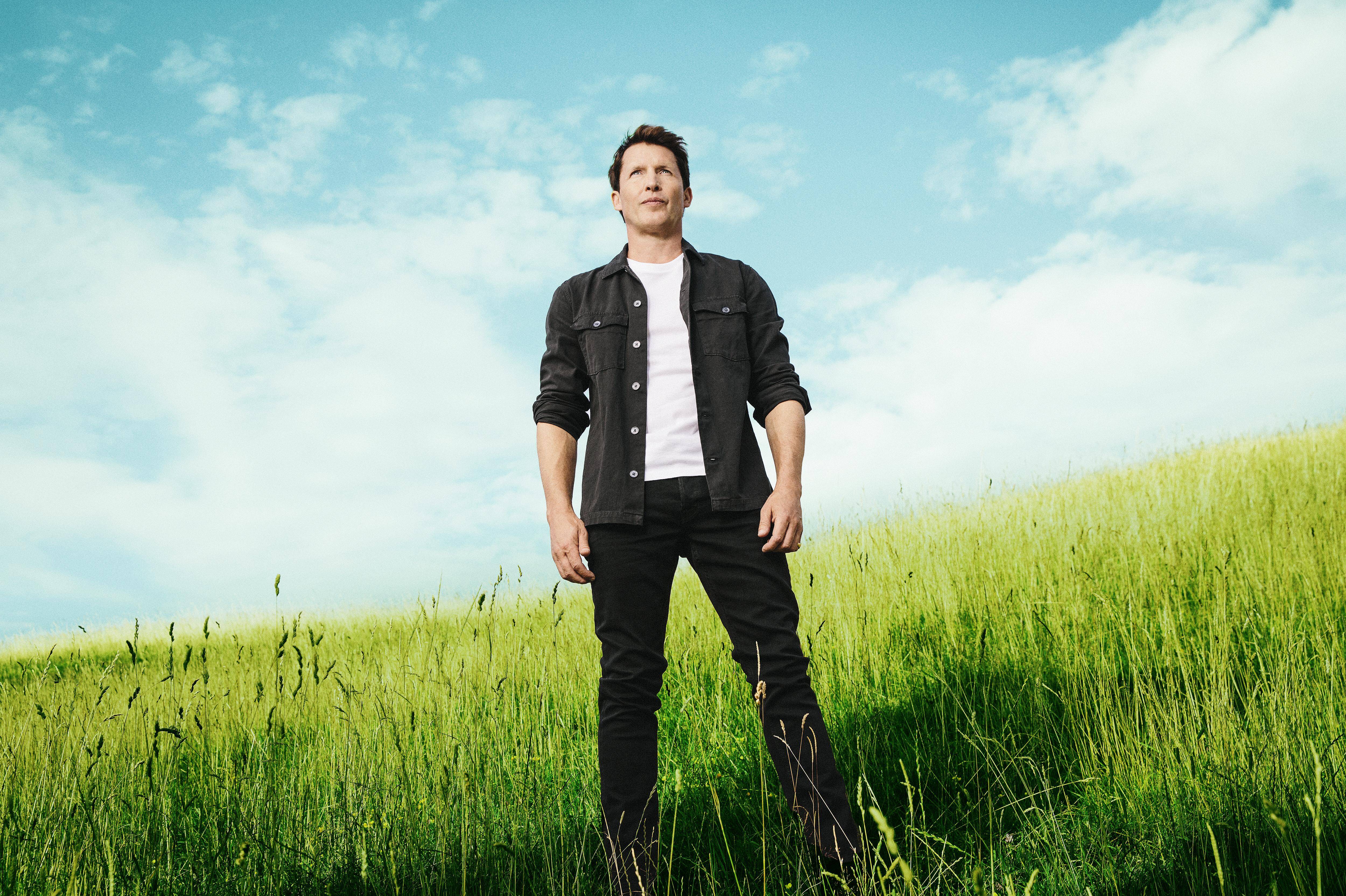 "Une seule règle dans mes fêtes... pas de James Blunt!" : On a échangé avec le chanteur anglais avant son concert à Cannes