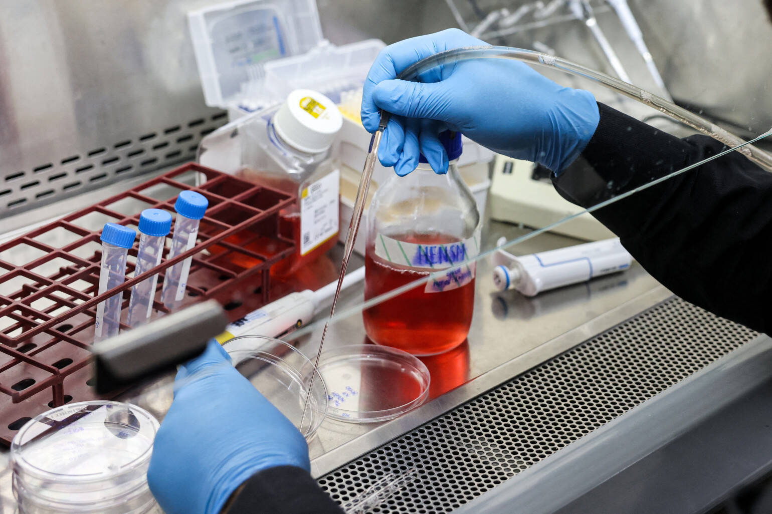 Décès du petit Emile: le "Pape de l'ADN", spécialiste des cold case, entre dans le dossier