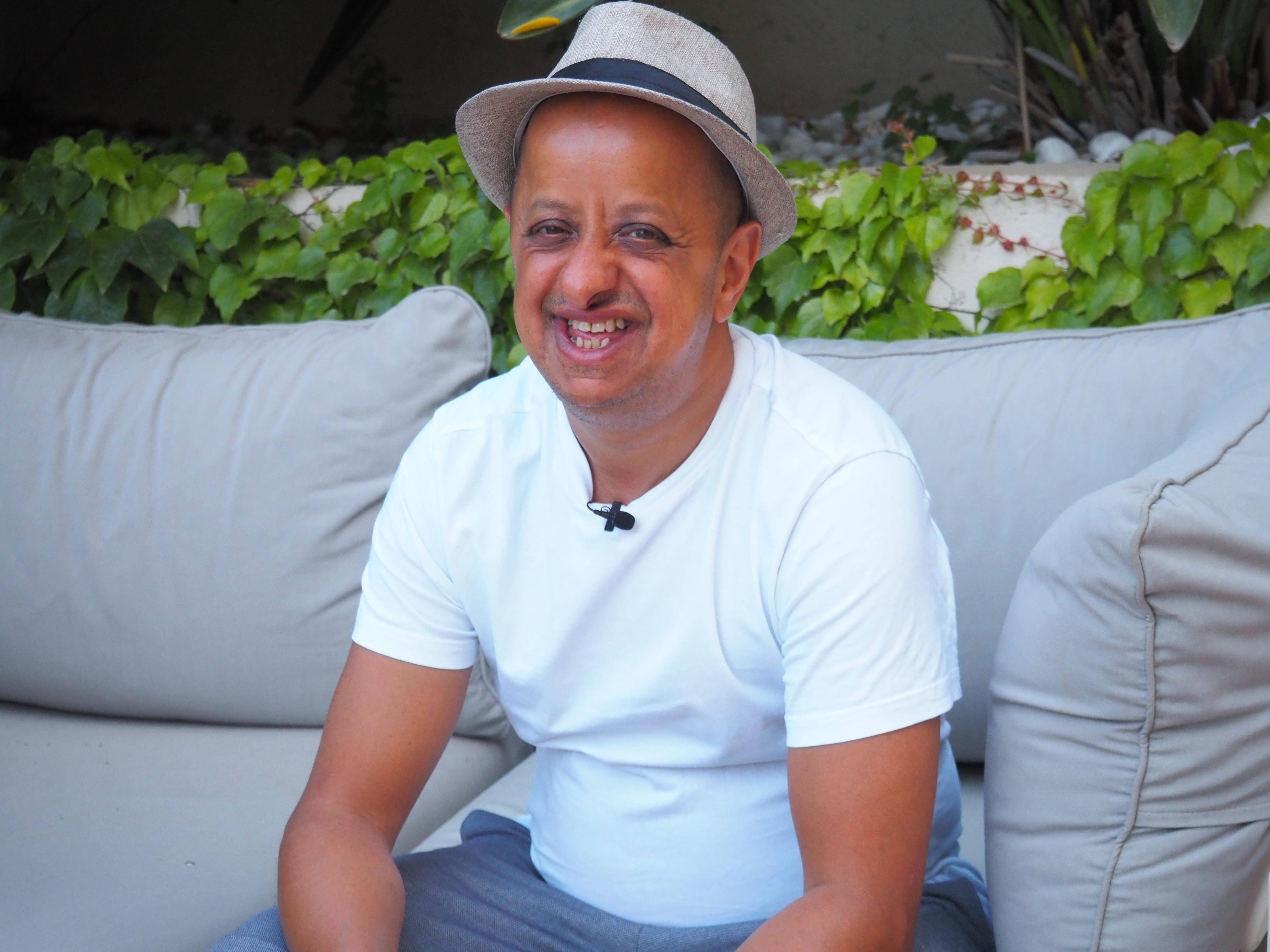 "Ne pas se dire qu'on est différent, mais plutôt qu'on est autrement": on a rencontré l'humoriste Booder avant ses trois dates dans la région