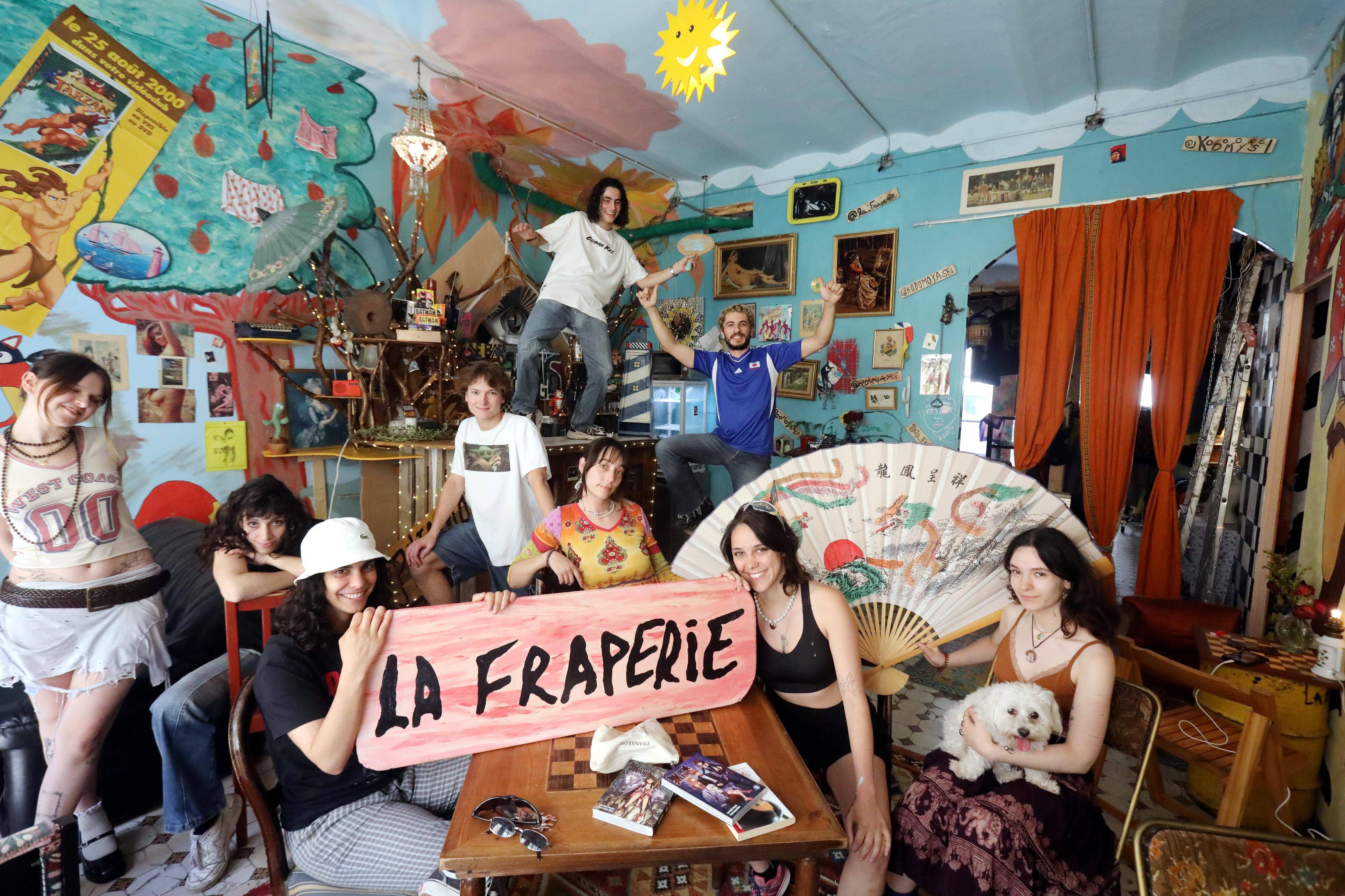 "Tu viens acheter des habits et une heure après tu te retrouves à peindre": La Fraperie, une friperie et un collectif plein d'espoir à Nice