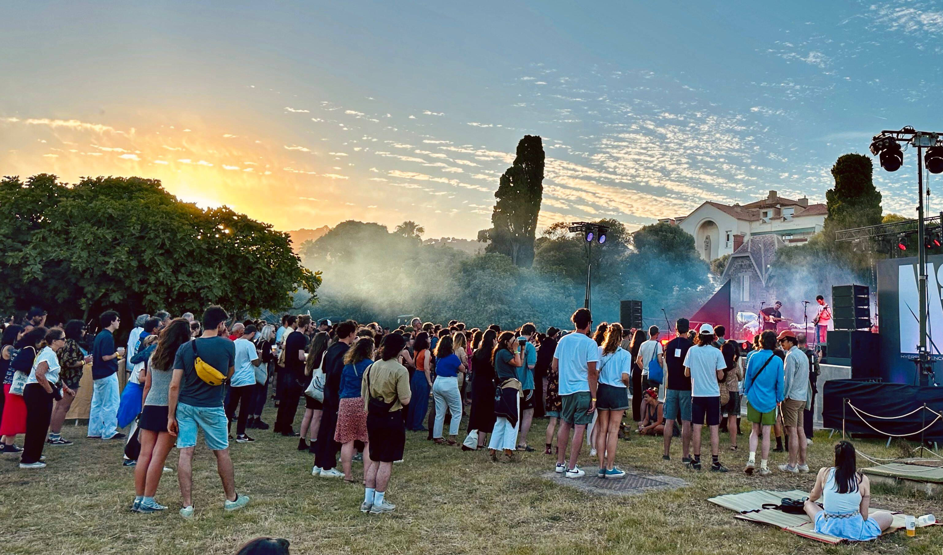 "On ne pourrait pas monter le festival sans eux": focus sur les bénévoles du Midi festival à Hyères