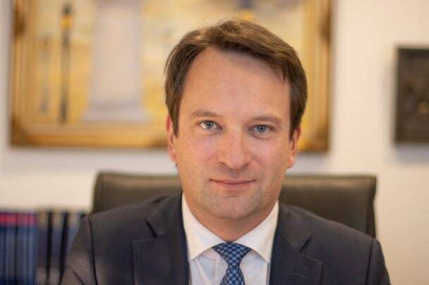 Pour ce professeur de droit public, "La Ve République a des armes pour gouverner avec une majorité relative"