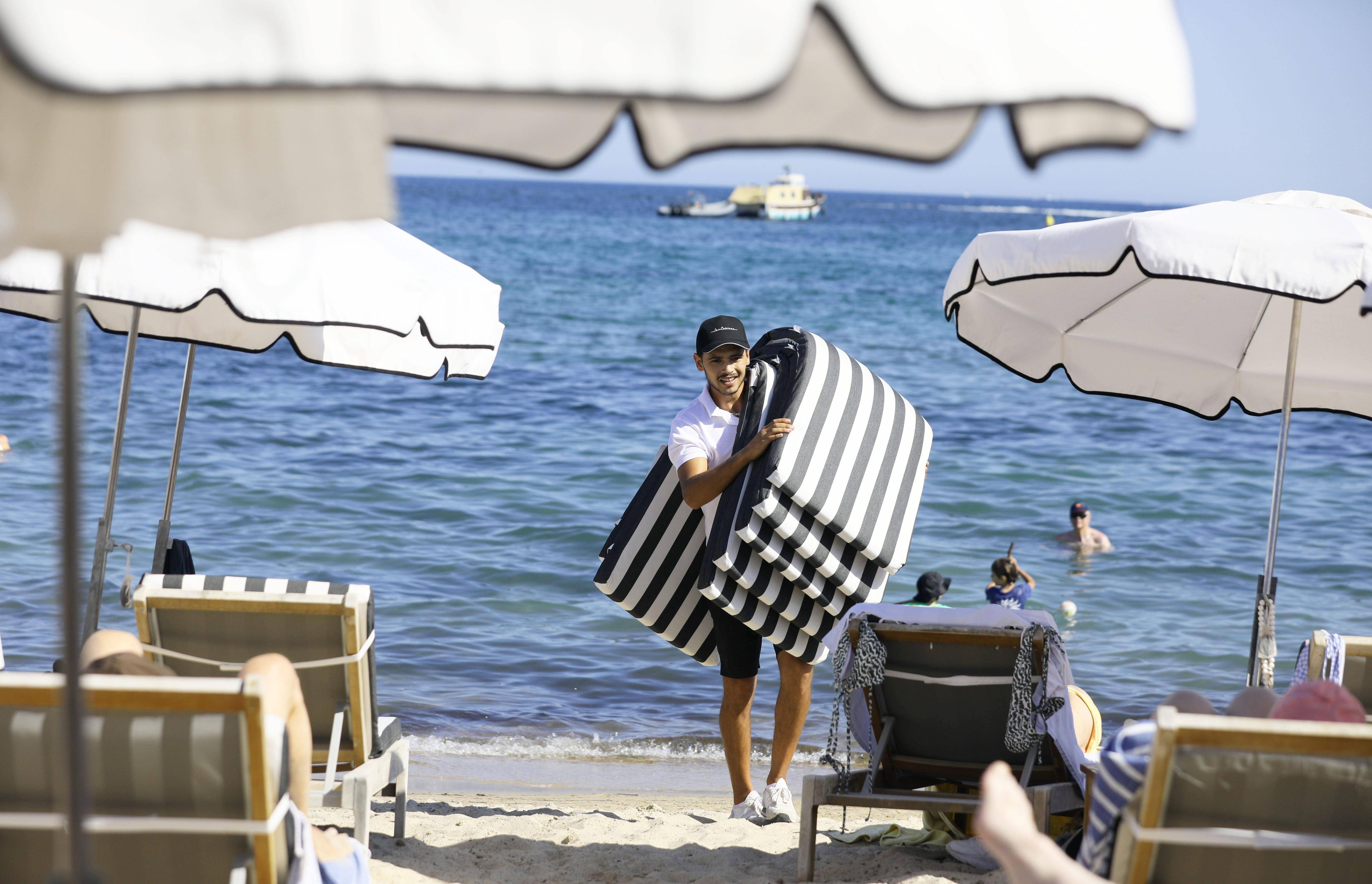 "Si je ne loge pas mes employés, j'ai dégun qui vient travailler": la réalité du manque de logement pour les saisonniers sur la Côte d'Azur