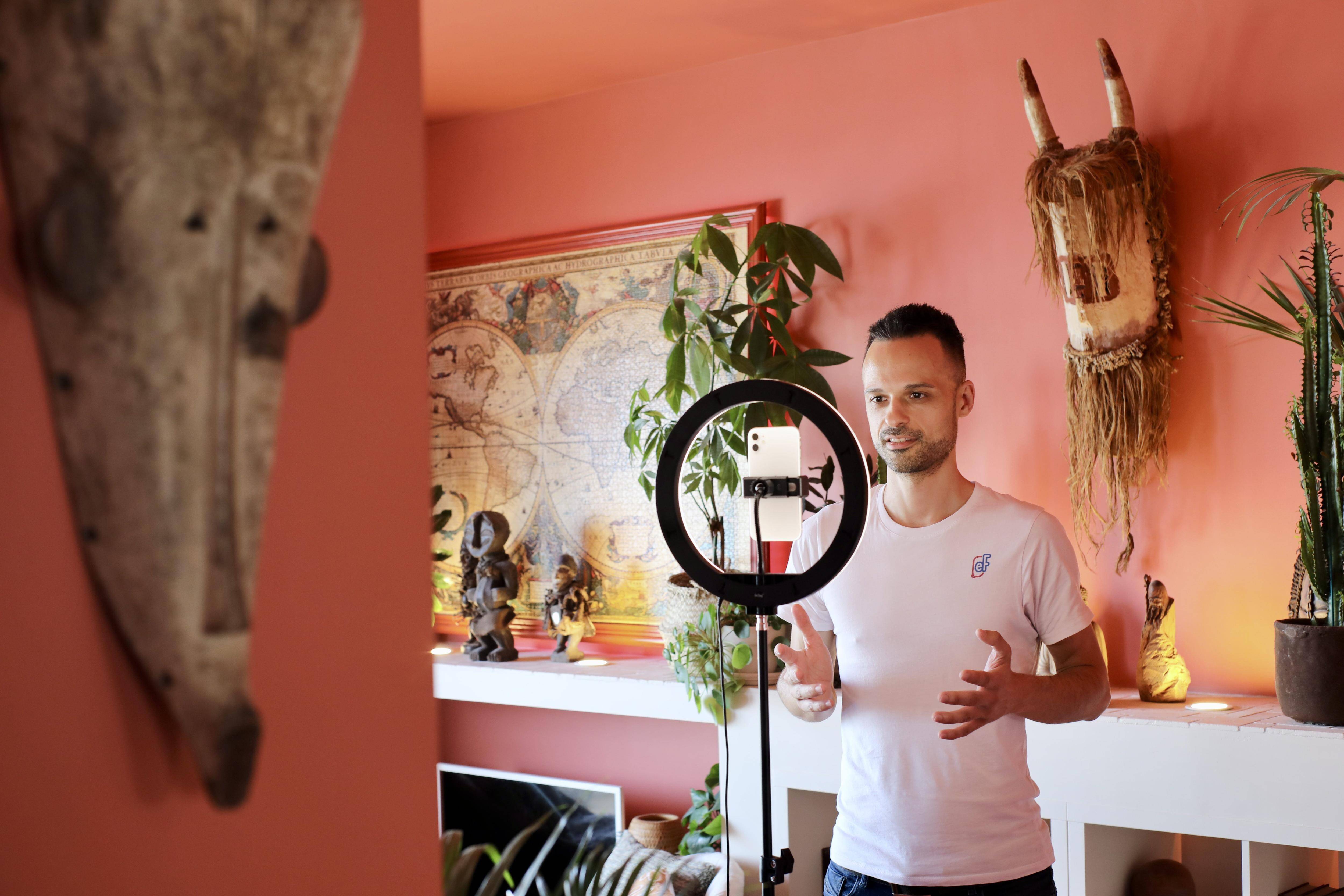 "En une journée, je fais le tour du monde": ce Toulonnais propose un concept original pour perfectionner sa maîtrise du français