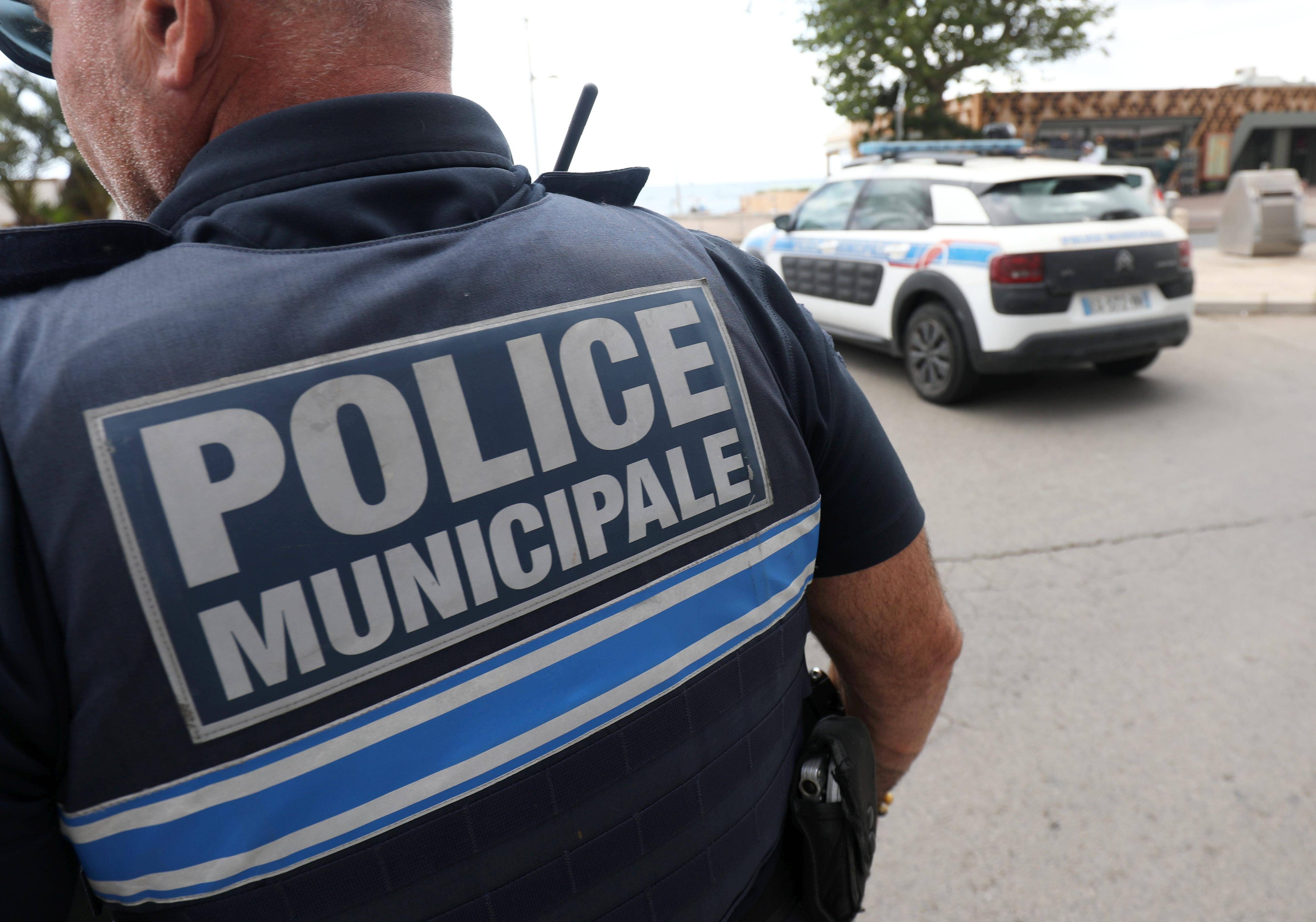 Au volant d'une voiture de luxe, il tente d'échapper à la police et finit par s'encastrer dans les rochers à Antibes