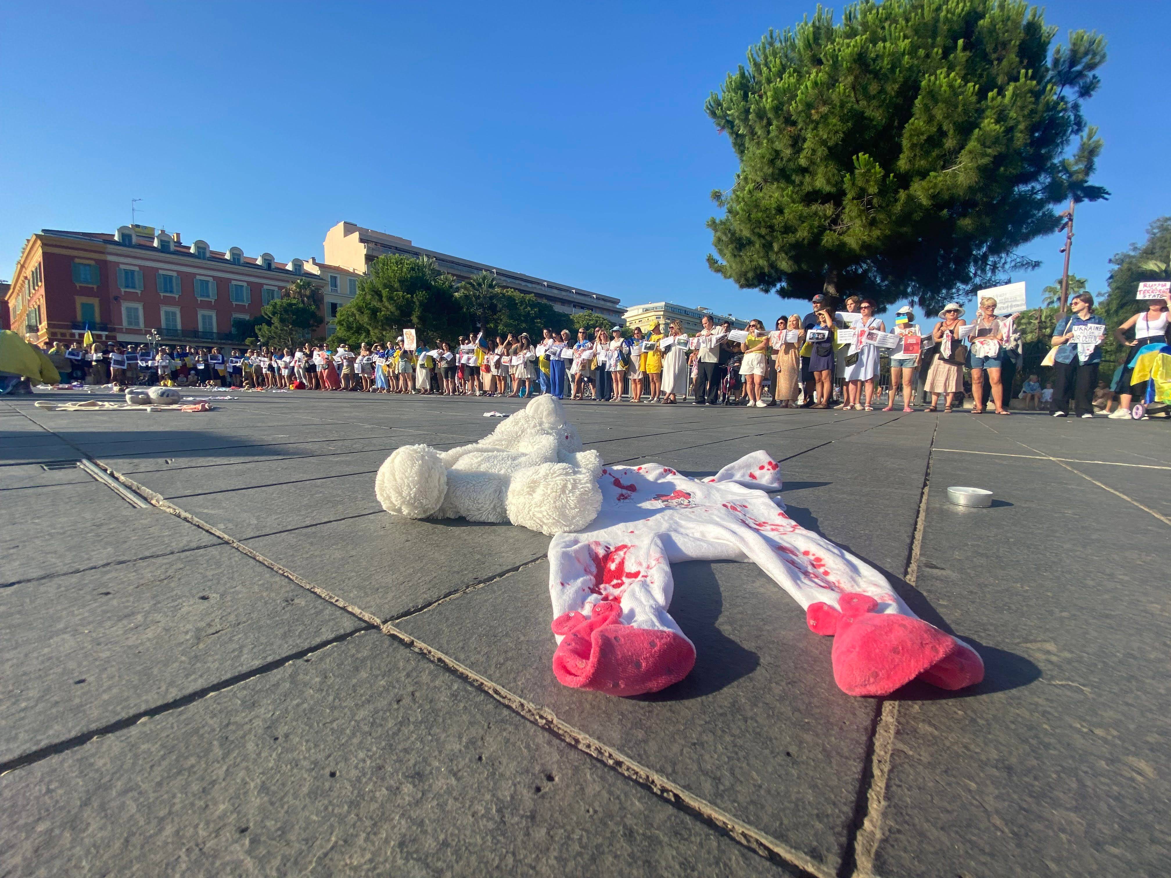 "La Russie s'attaque à nos enfants, à notre futur": ces Ukrainiens manifestent à Nice après les bombardements Russes sans précédent sur des civils en Ukraine