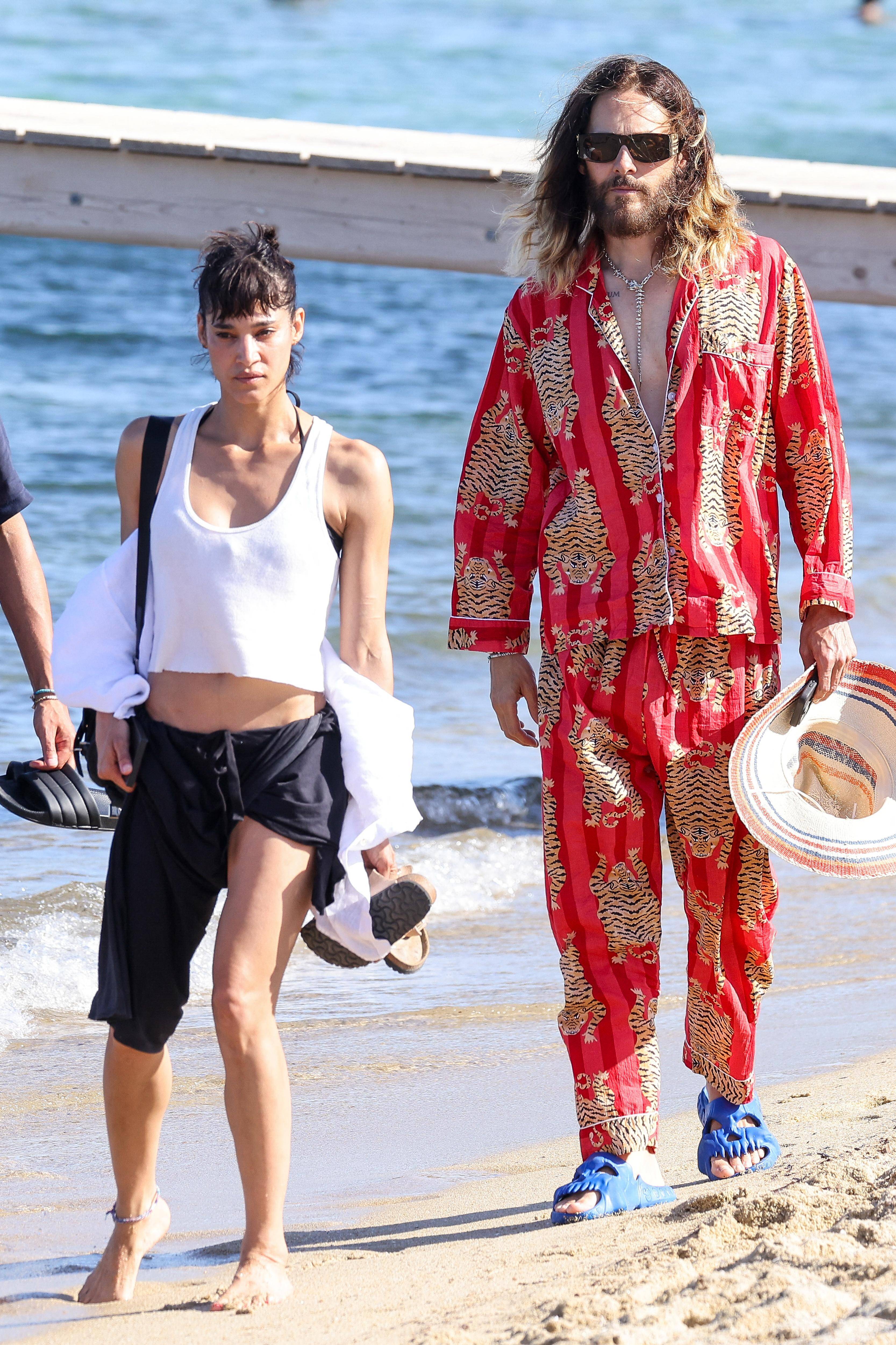 Les deux amis inséparables Jared Leto et Sofia Boutella aperçus sur le ponton de cette célèbre plage de Ramatuelle