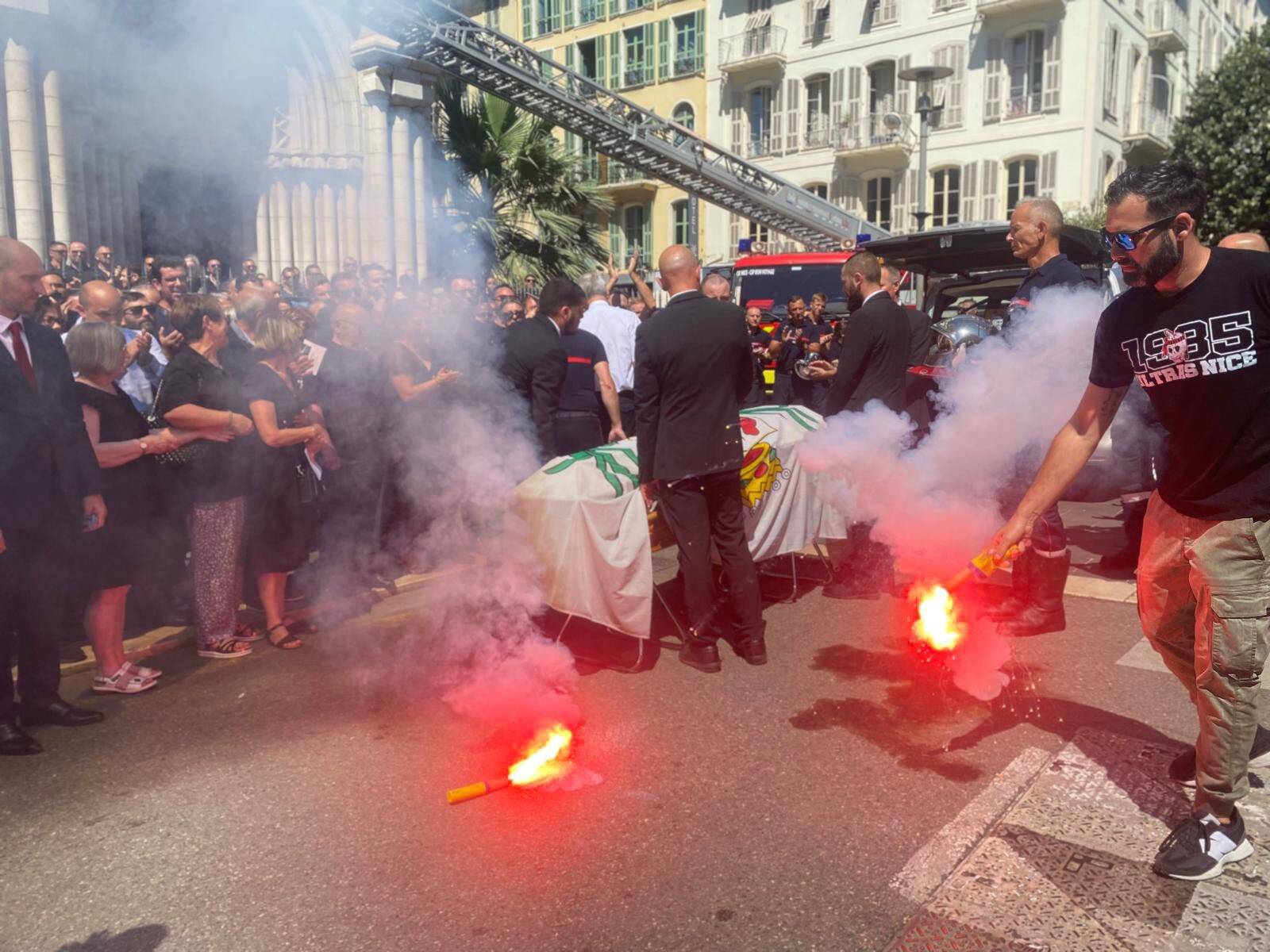 "C'était un bonhomme, un partageur, un bienveillant... Personne ne doit mourir comme ça": l'émouvant adieu des pompiers des Alpes-Maritimes à leur frère Jérémie Boulon