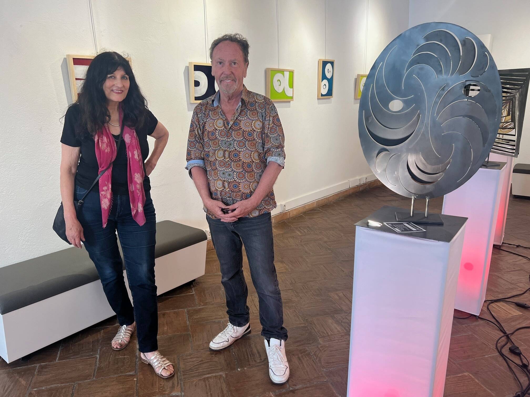 Le mariage artistique du verre et de l'acier en pleine lumière au château