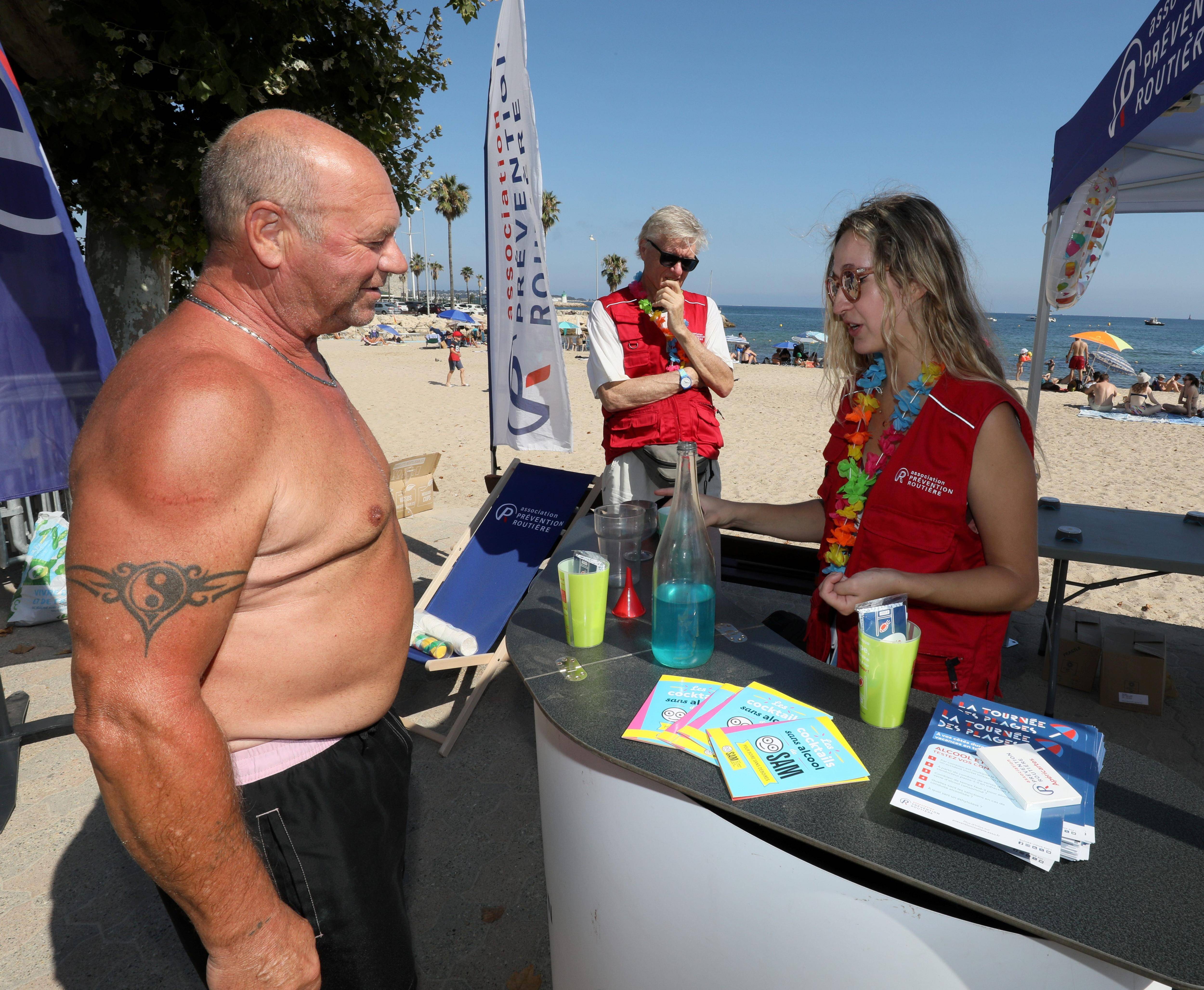 "Si je sers trop peu dans un verre, j'ai l'impression de frôler l'impolitesse": les vacanciers face à leur consommation d'alcool