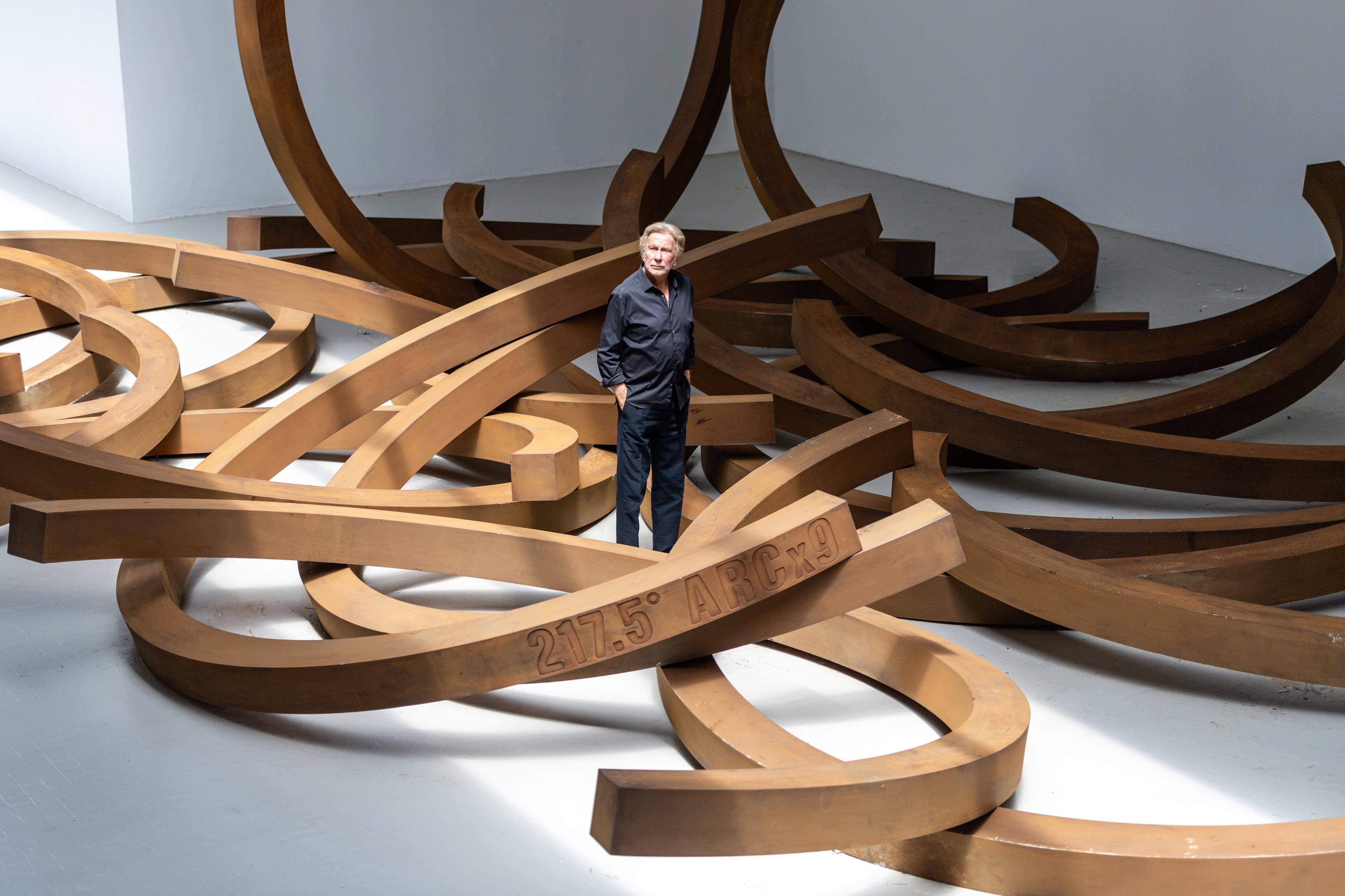 Installé dans le Var, l'artiste Bernar Venet rayonne dans le monde entier... et aux JO de Paris