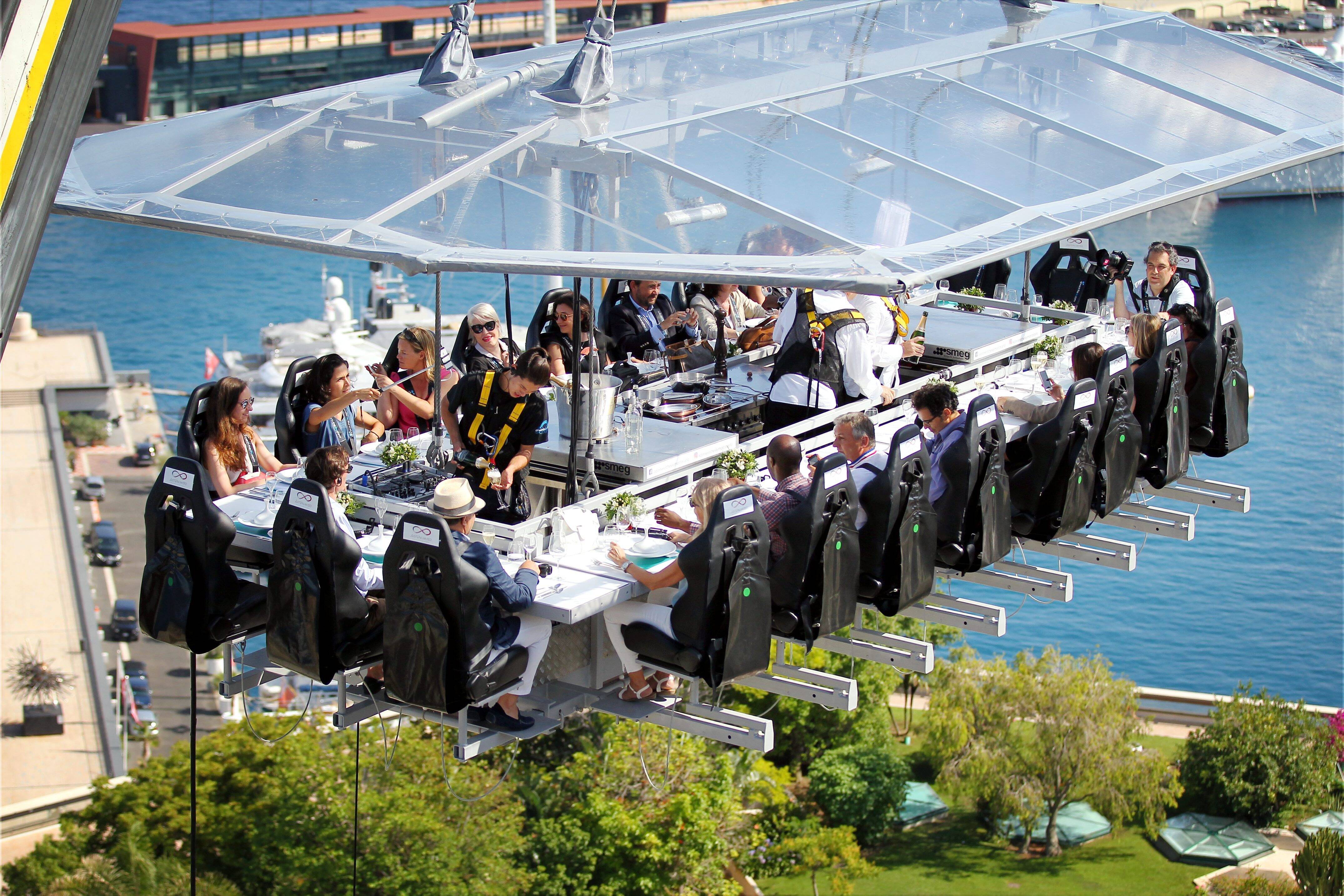 Vous rêvez de manger dans les airs? L'expérience gastronomique "Dinner in the sky" débarque à Mougins en septembre