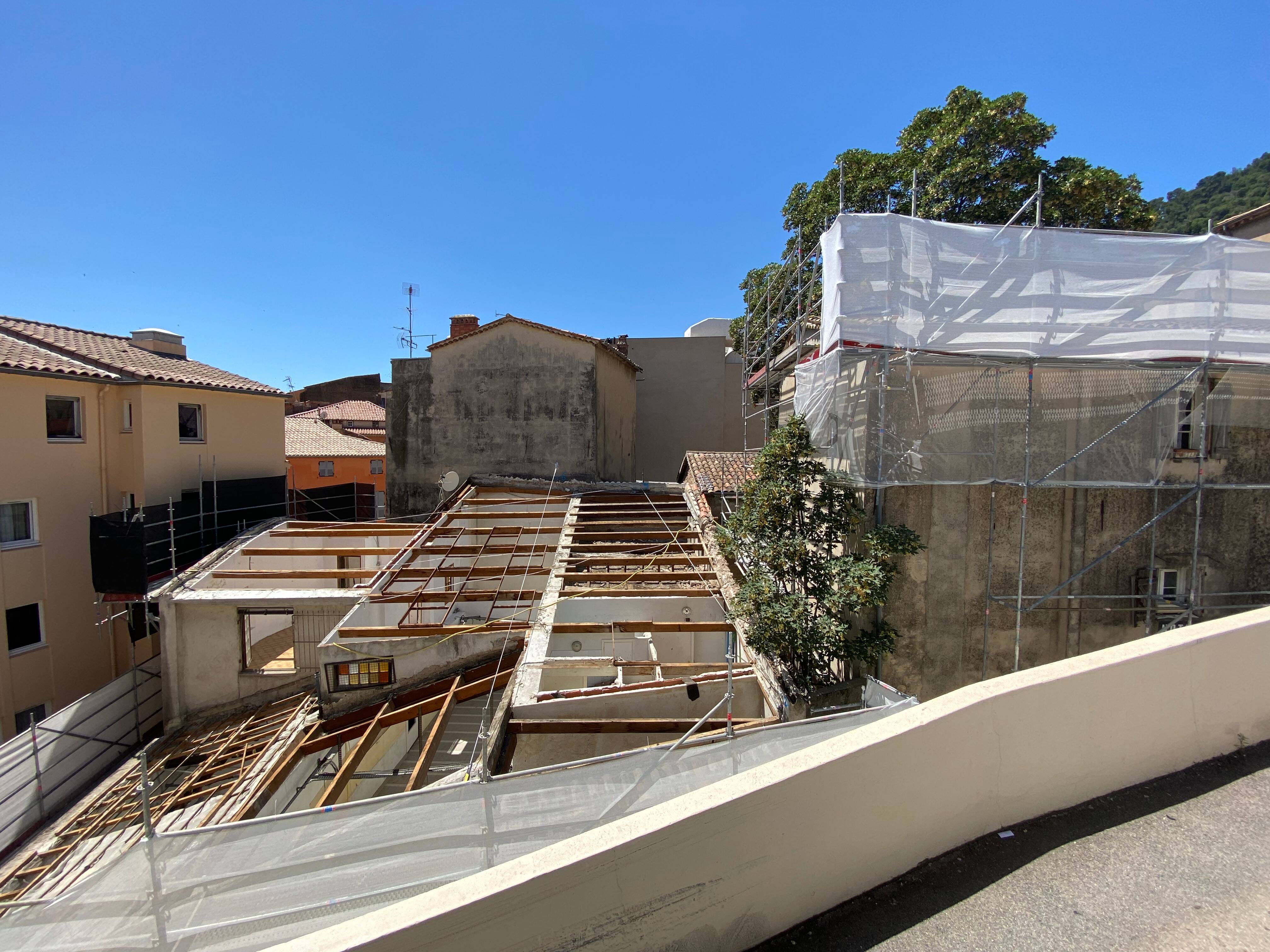 A Grasse, la toiture de l'hôtel Oasis a été déposée pour laisser place à la construction du nouveau cinéma