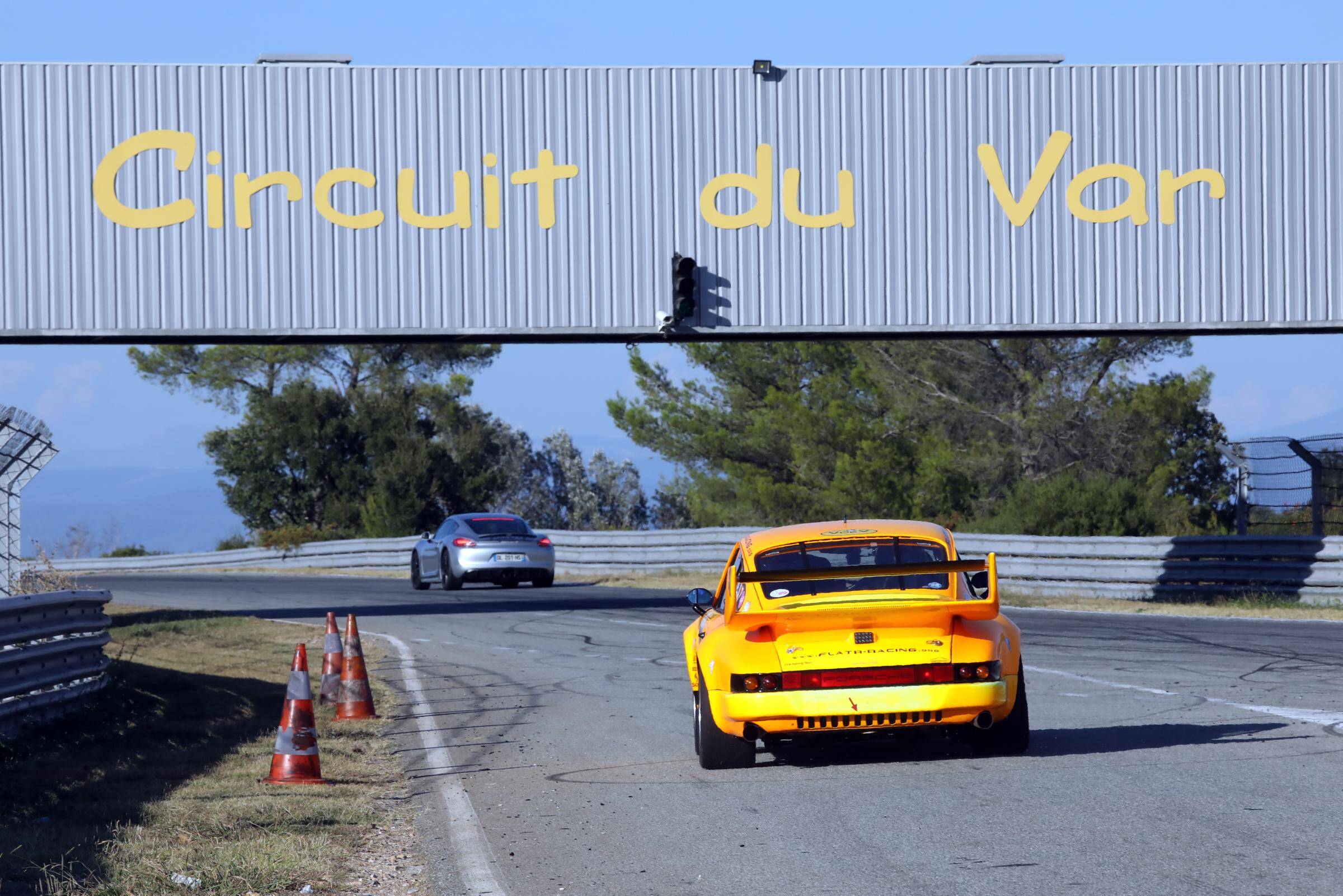 Une voiture prend feu sur le Circuit du Var, au Luc-en-Provence, ce jeudi