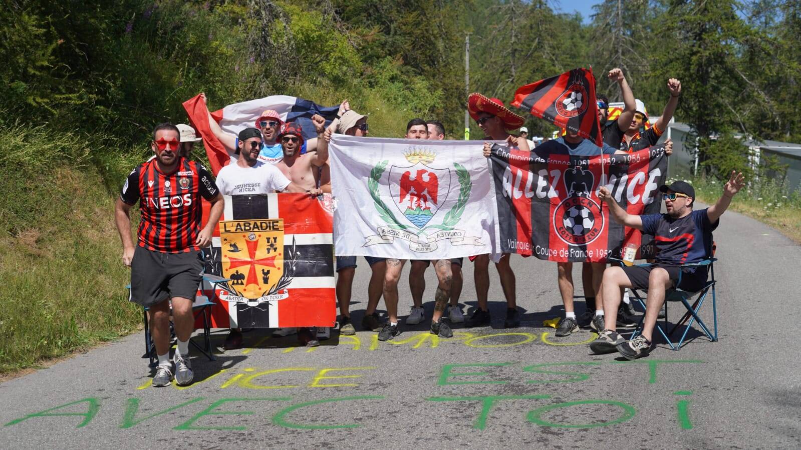Maillots du Gym, chants et gros son: ils sont venus encourager le Niçois Clément Champoussin sur le Tour de France au col de la Couillole