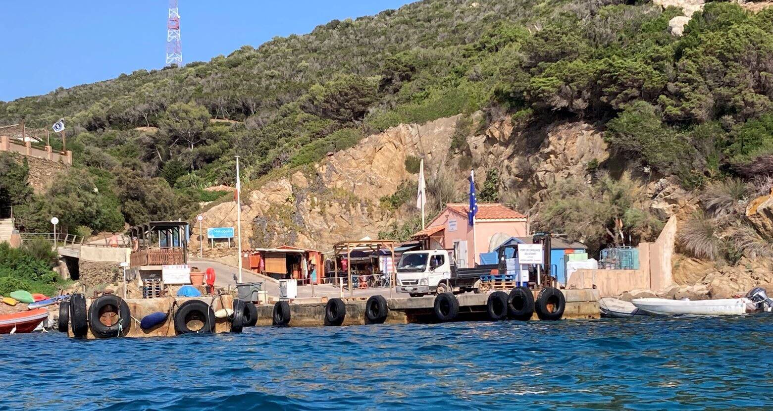 Face à un risque de chute de pierres, Hyères interdit la circulation et le stationnement sur une partie du port du Levant