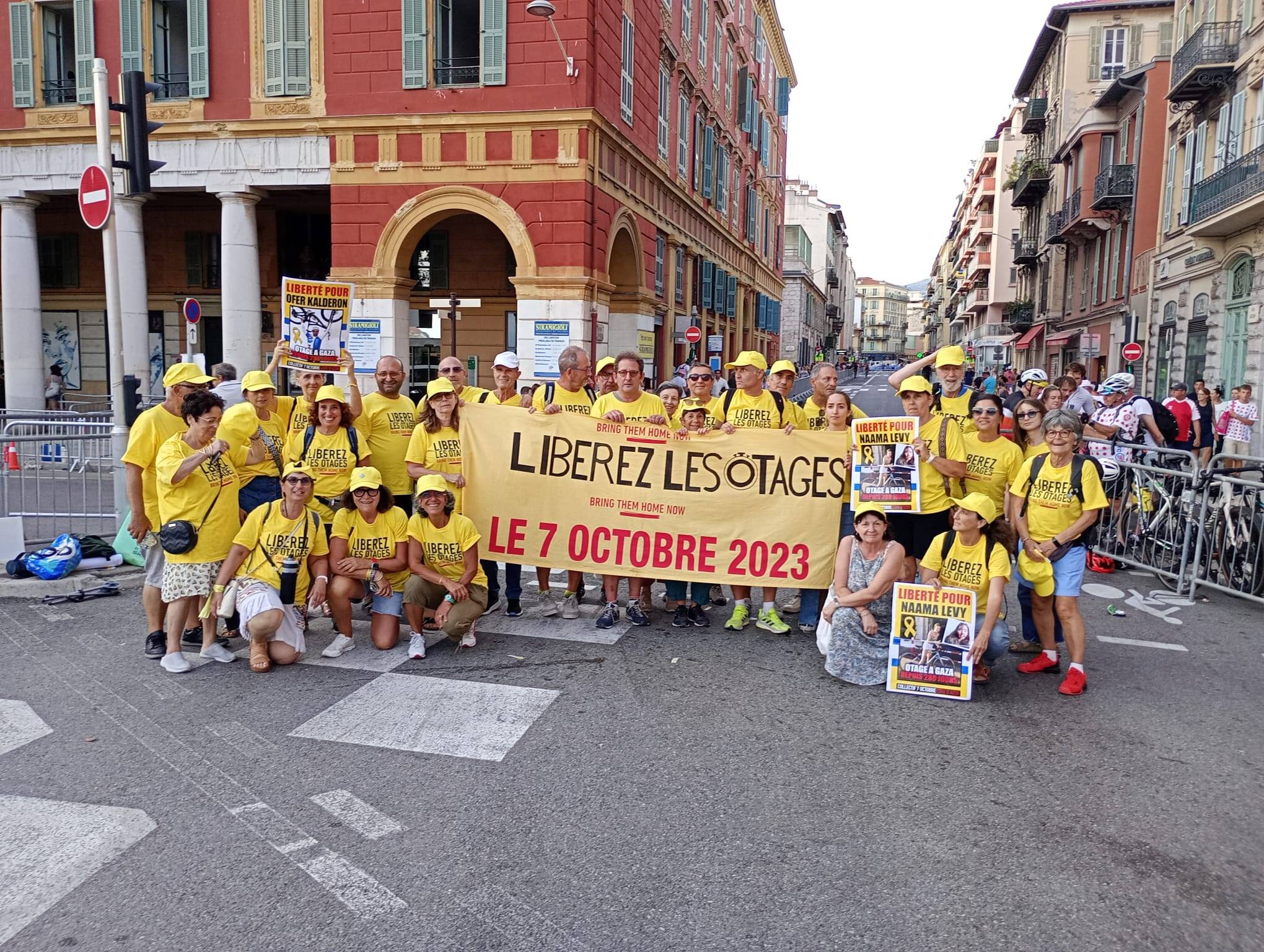 En marge de la dernière étape du Tour de France à Nice, le collectif 7 octobre Côte d'Azur en maillot jaune pour la libération de tous les otages du Hamas