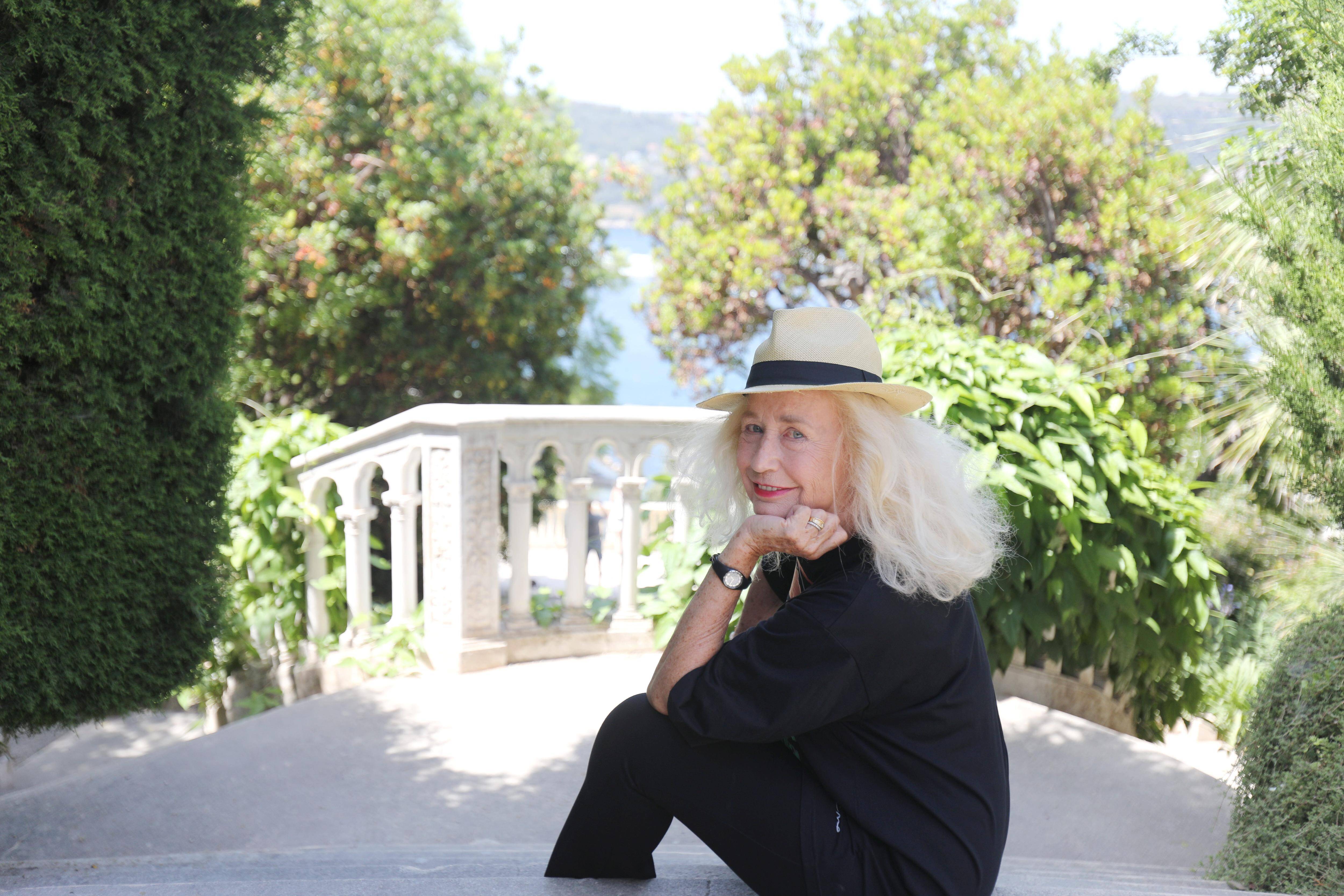 "Un spectacle, ça se tricote avec le public. Et ça, personne ne peut nous l'enlever, c'est du vivant": l'actrice Brigitte Fossey aux 72 ans de carrière se produit ce mardi à Saint-Jean-Cap Ferrat
