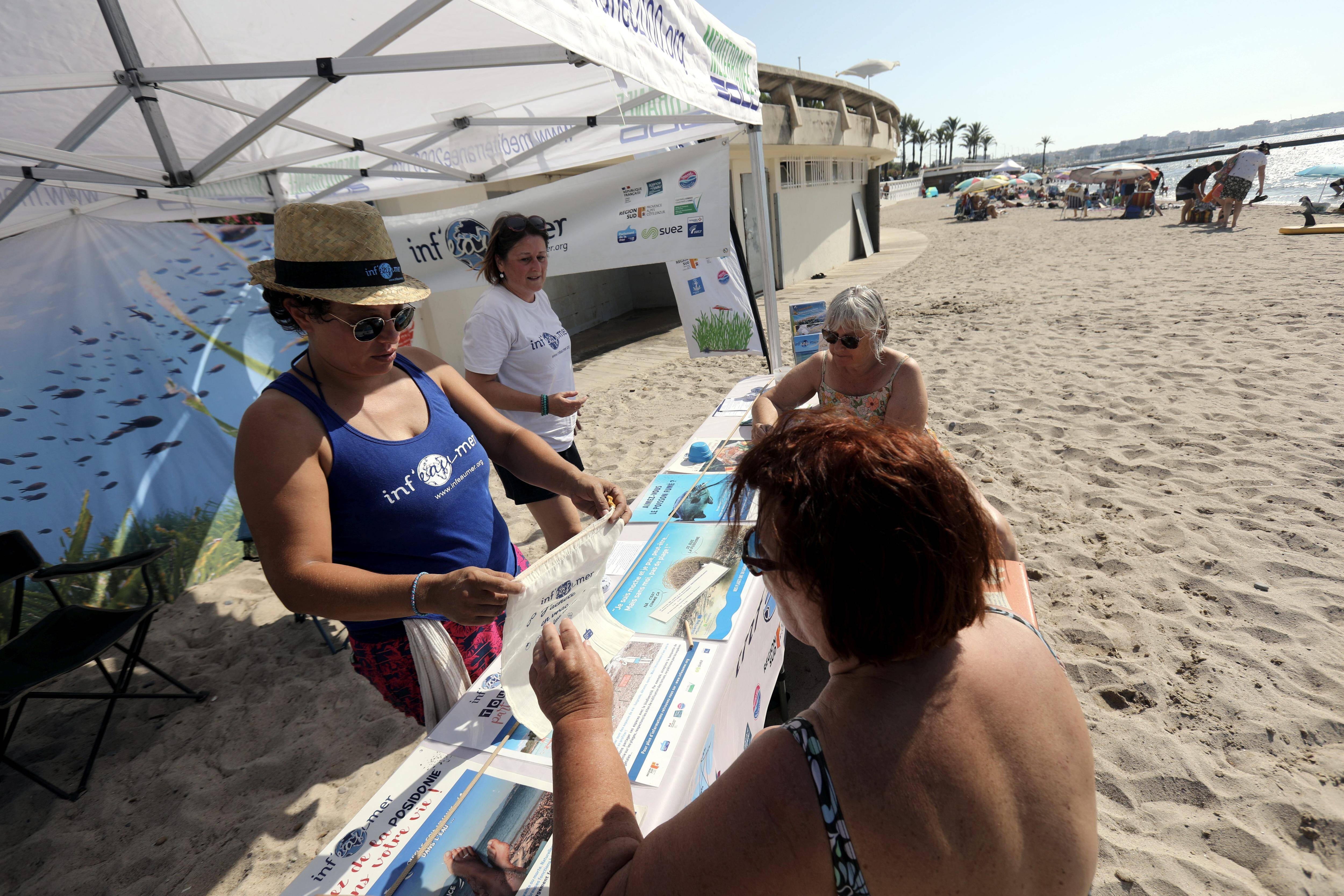 "On voit encore trop de gens se rincer les pieds pour les remettre dans le sable": les mauvaises habitudes sont-elles de retour cet été pour l'utilisation des douches de plage?
