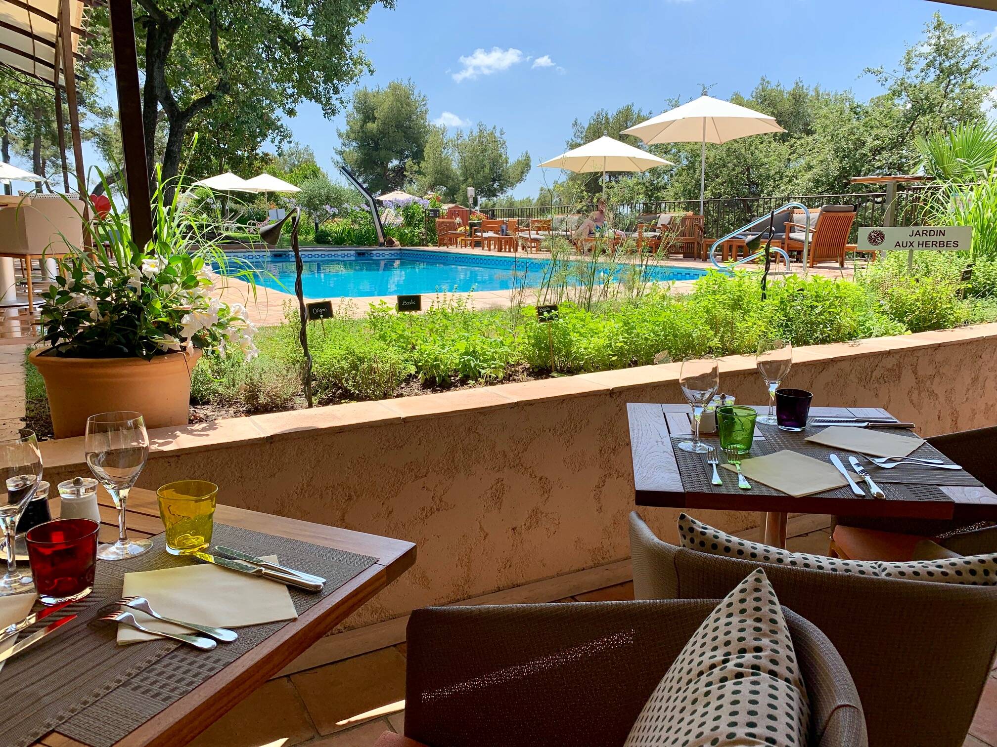 "Avant, c'était impensable de ne pas changer les draps tous les jours": comment l'hôtellerie s'adapte pour économiser la ressource en eau sur la Côte d'Azur