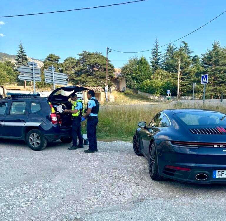 Un conducteur contrôlé au volant de sa Porsche 911 en grand excès de vitesse sur la Côte d'Azur
